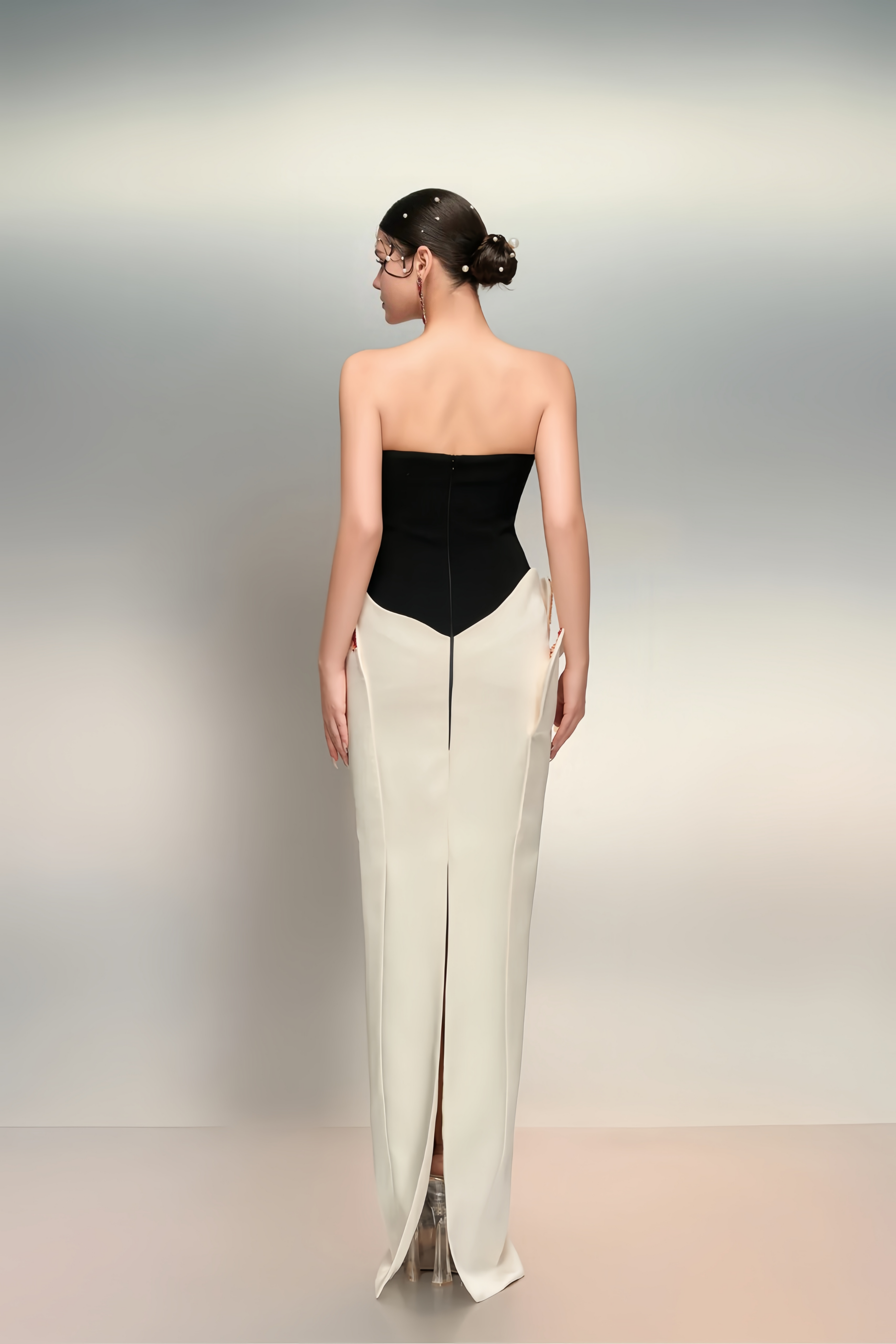 Vestido maxi de color block blanco con pétalos 3D de MRNewyork, diseño elegante y moderno para mujer.