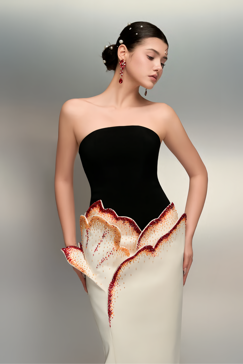 Vestido largo maxi Mieke en color block blanco con detalles 3D de pétalos de la marca MRNewyork, con diseño elegante y moderno