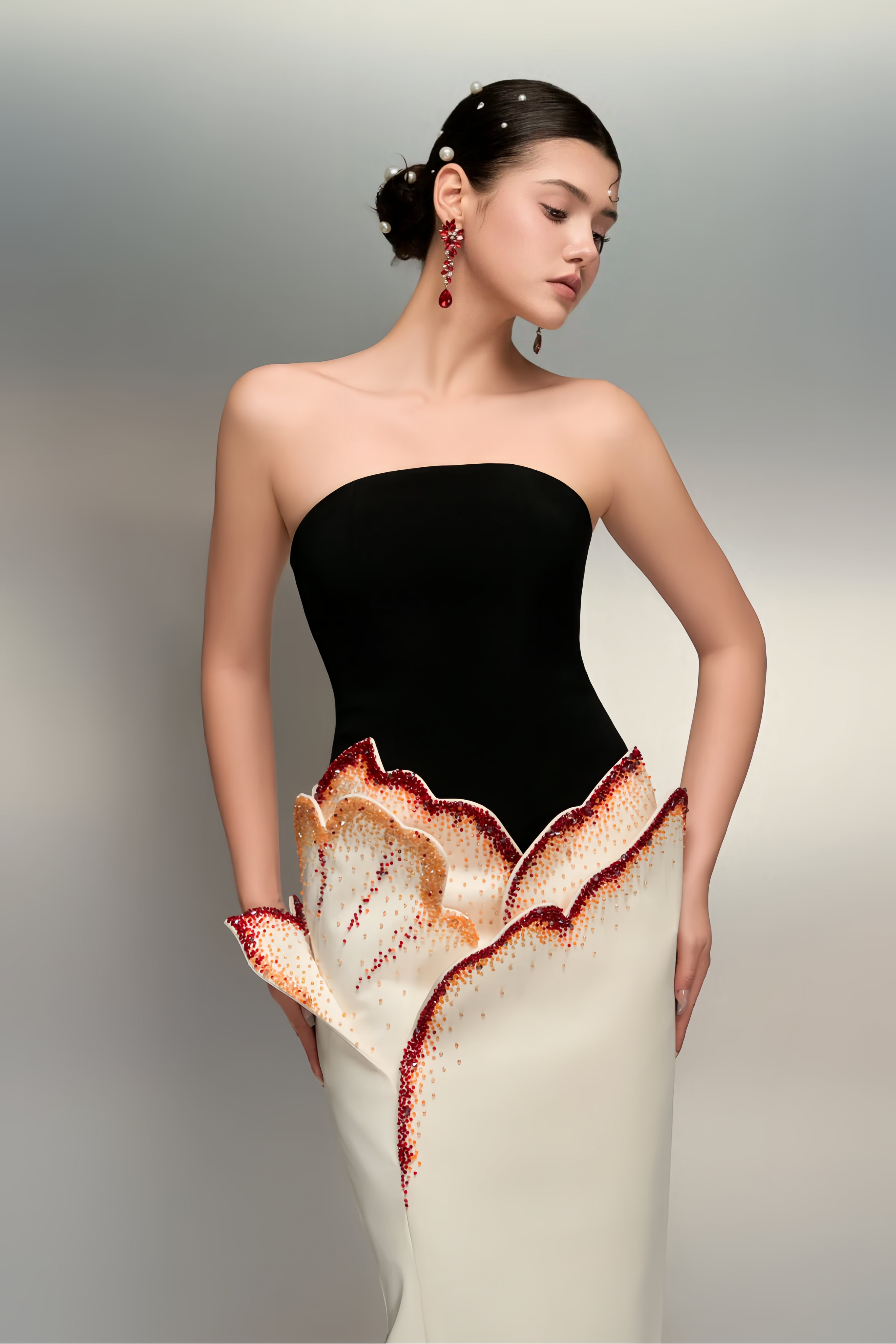 Vestido largo maxi Mieke en color block blanco con detalles 3D de pétalos de la marca MRNewyork, con diseño elegante y moderno