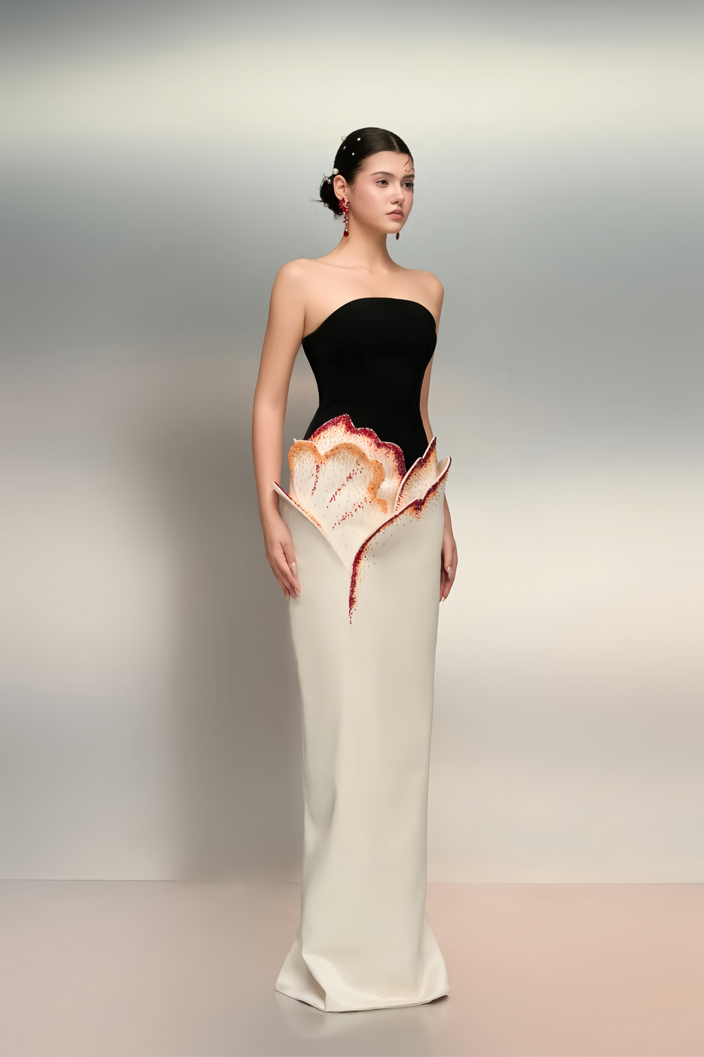 Vestido maxi de pétalos 3D en bloque de colores blancos de MRNewyork, diseño elegante y moderno para mujer.