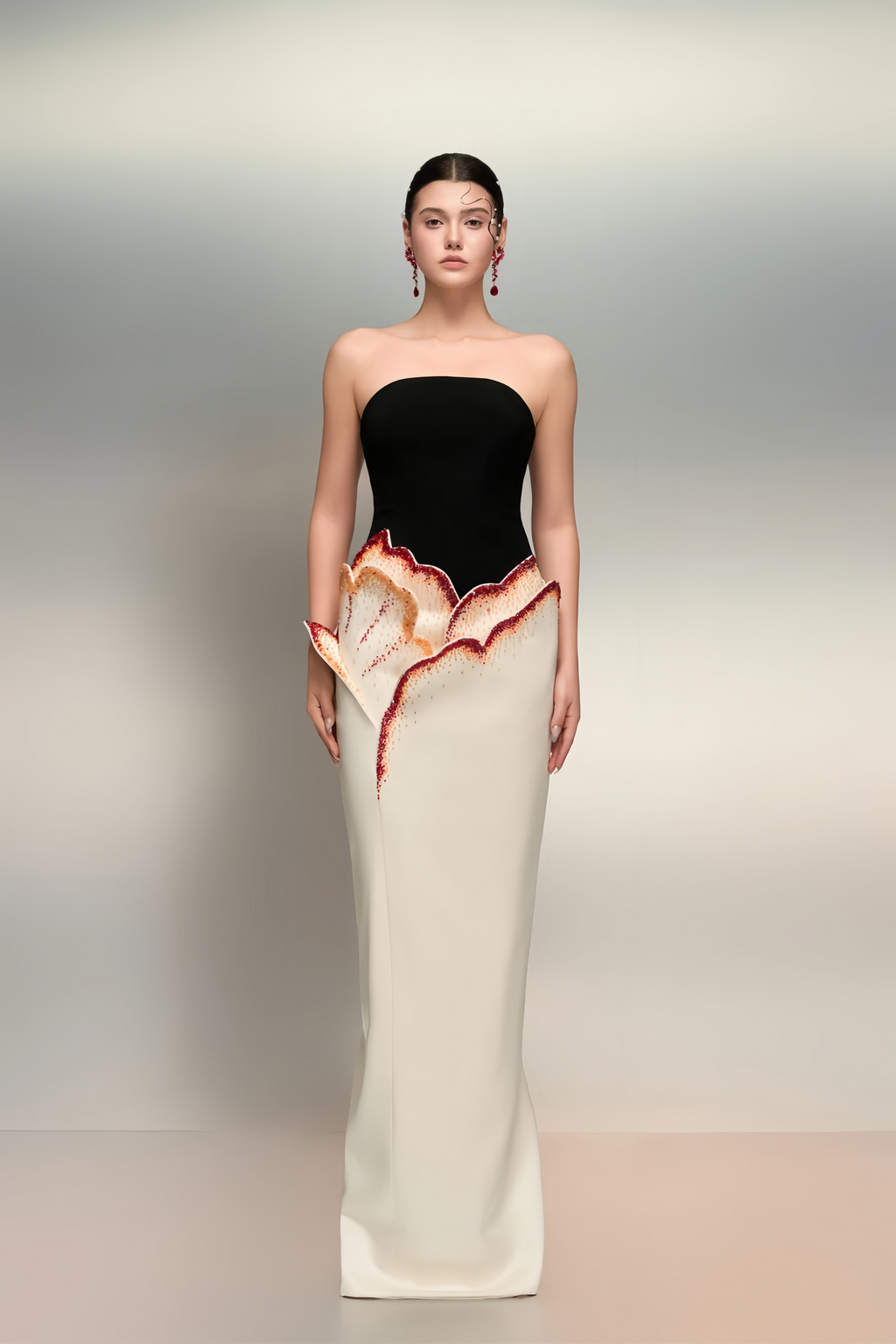 Vestido maxi de color block en blanco con detalles 3D de pétalos por MRNewyork, diseño elegante y moderno para mujer.