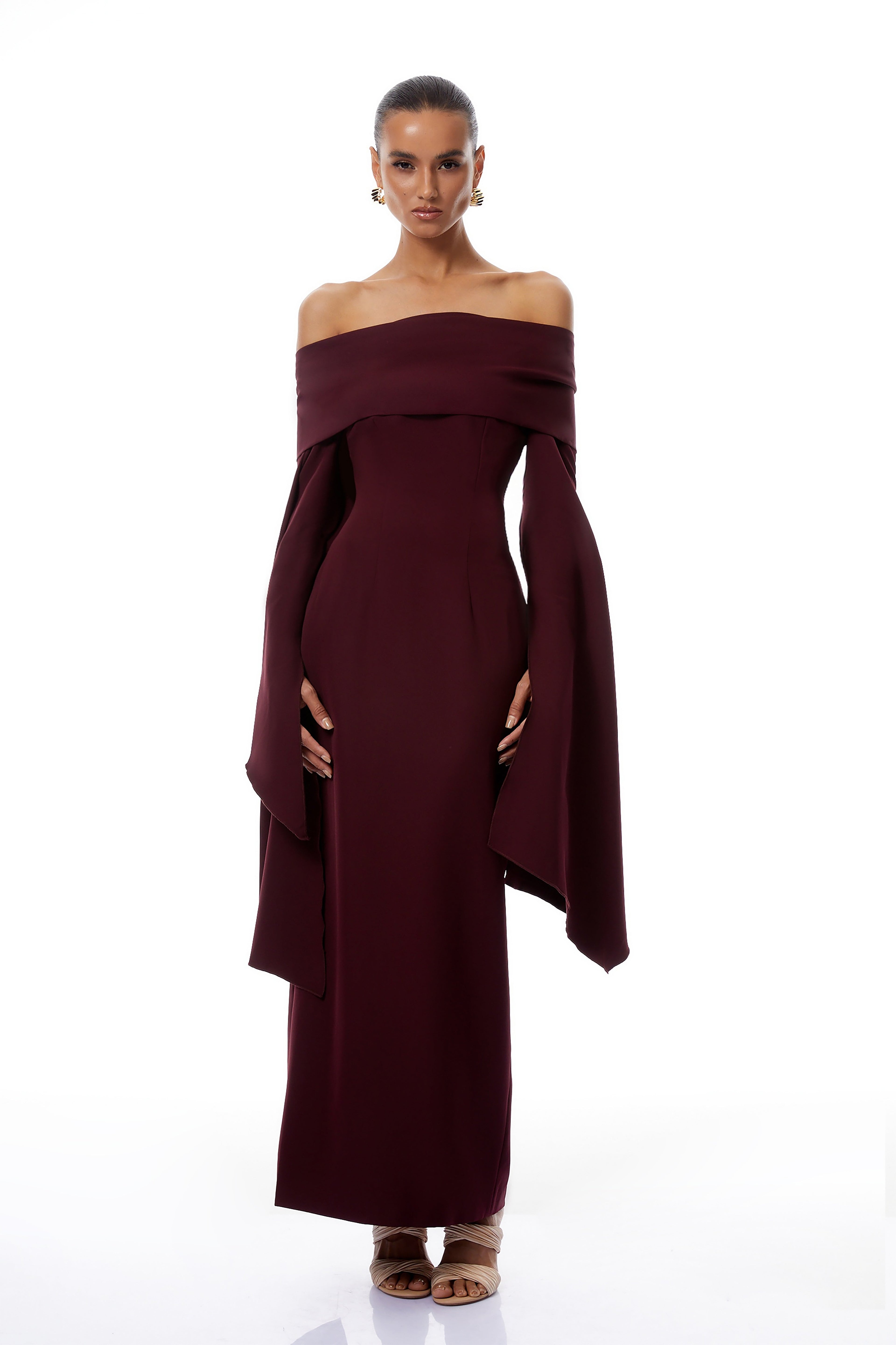 Vestido largo maxi dorado burdeos de Final Sale, con escote off shoulder y diseño elegante.