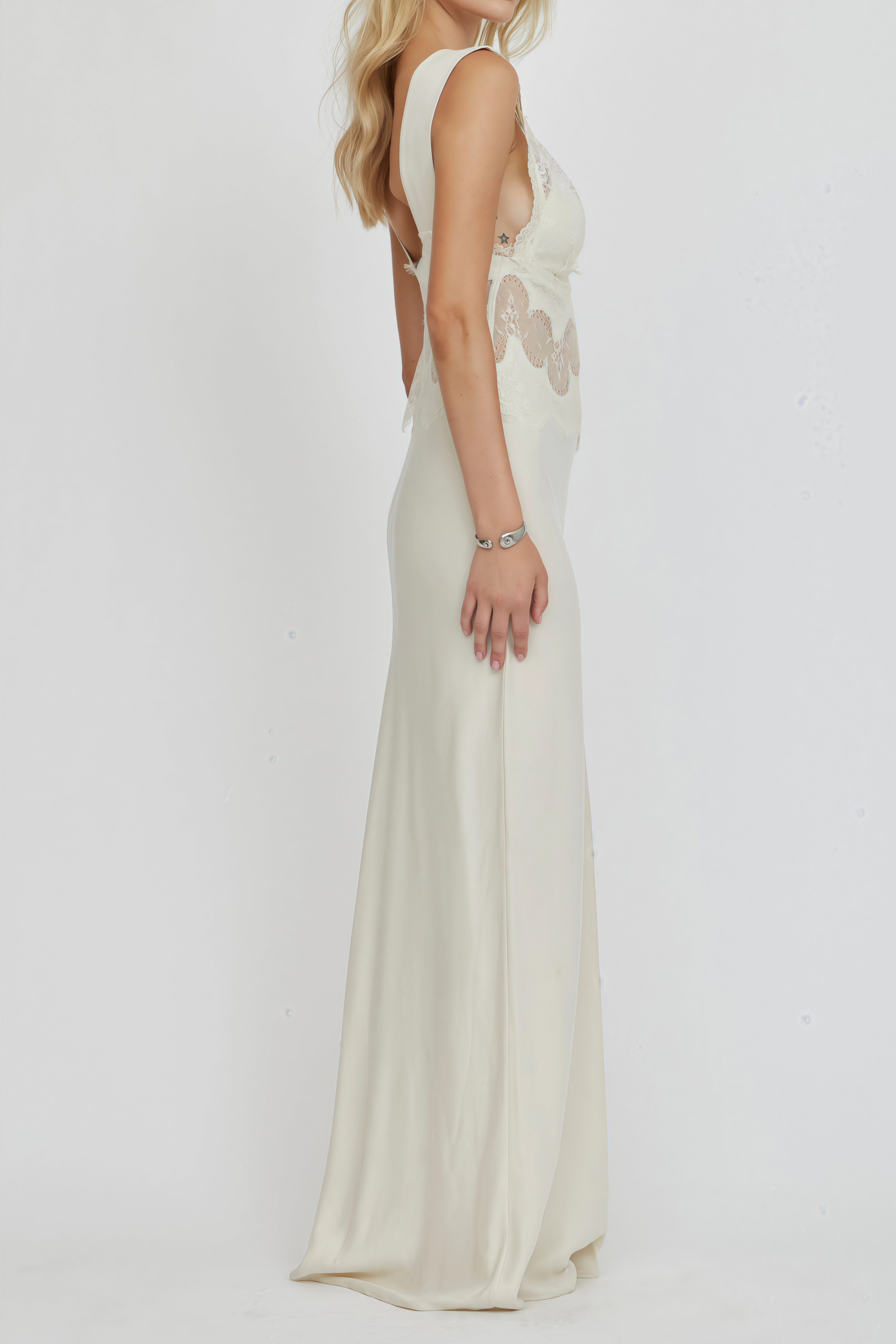 Vestido maxi de satén Aitana Neutrals de MRTokyo con paneles de encaje, estilo elegante y moderno en tonos neutros.