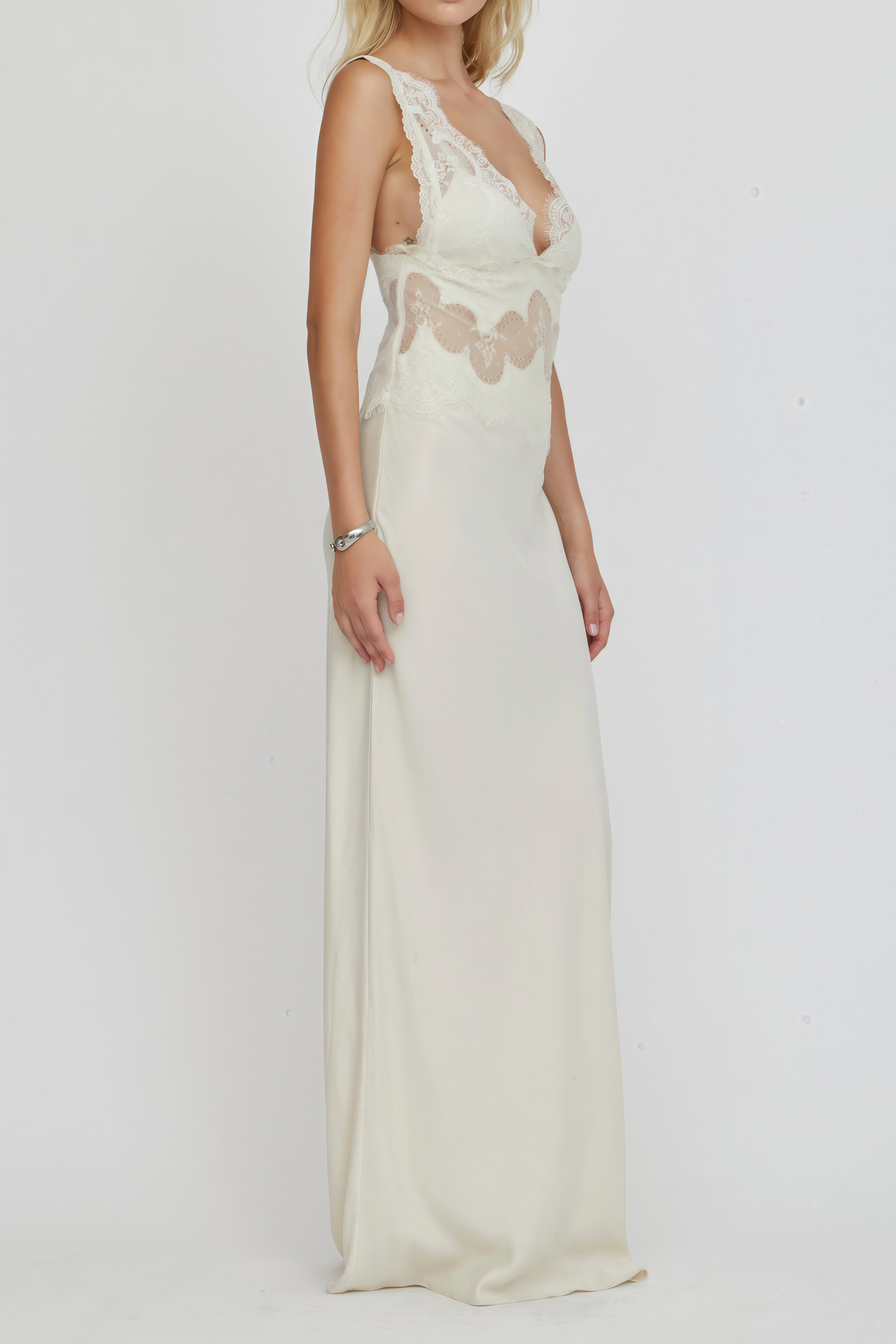 Vestido largo de satén Aitana Neutrals de MRTokyo con paneles de encaje, elegante y fluido en tonos neutros.