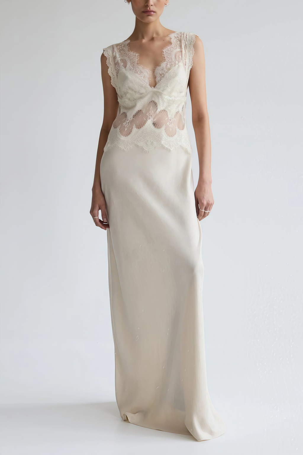 Vestido largo de satén neutro Aitana de MRTokyo con paneles de encaje, elegante y fluido para ocasiones especiales.