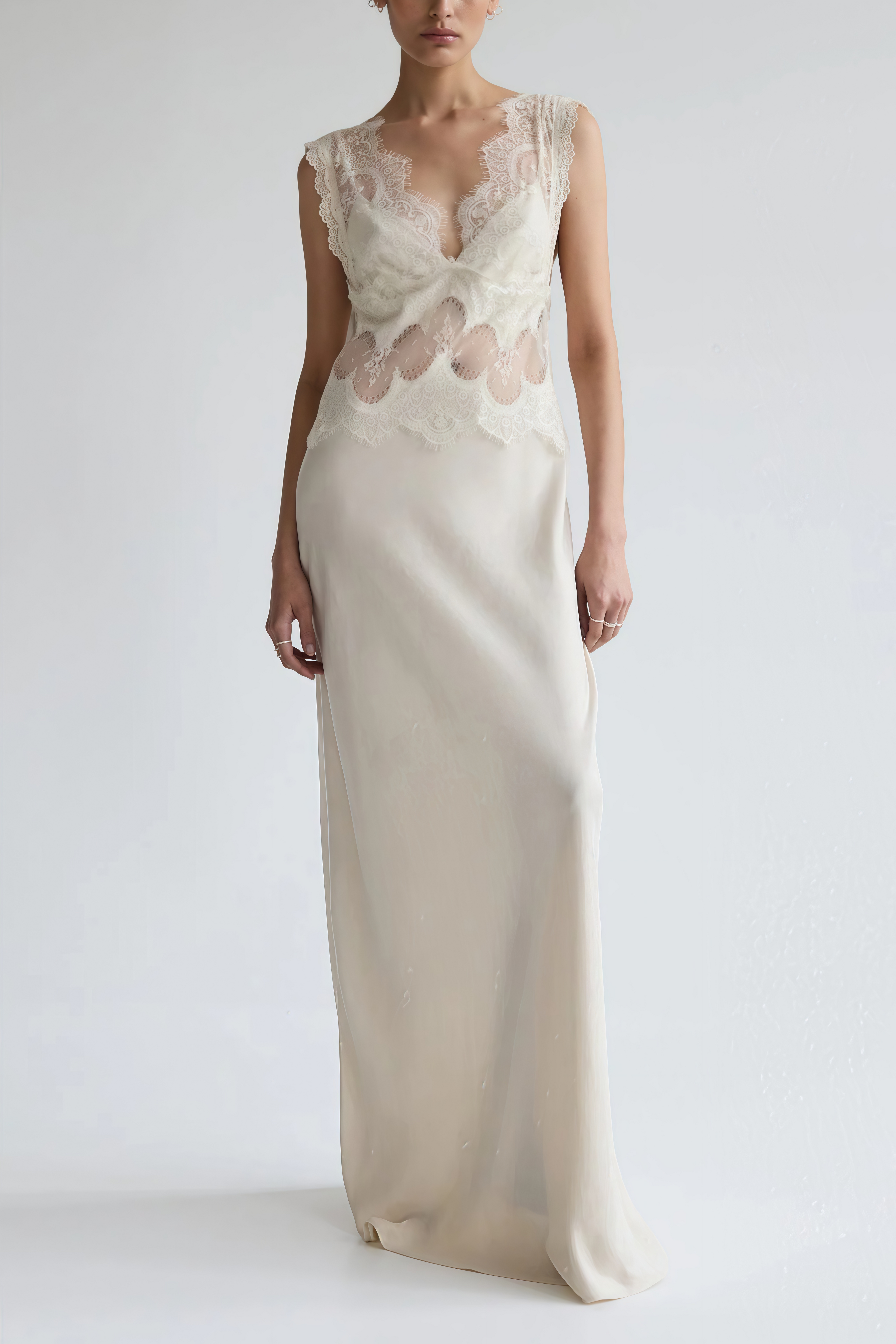 Vestido largo de satén neutro Aitana de MRTokyo con paneles de encaje, elegante y fluido para ocasiones especiales.