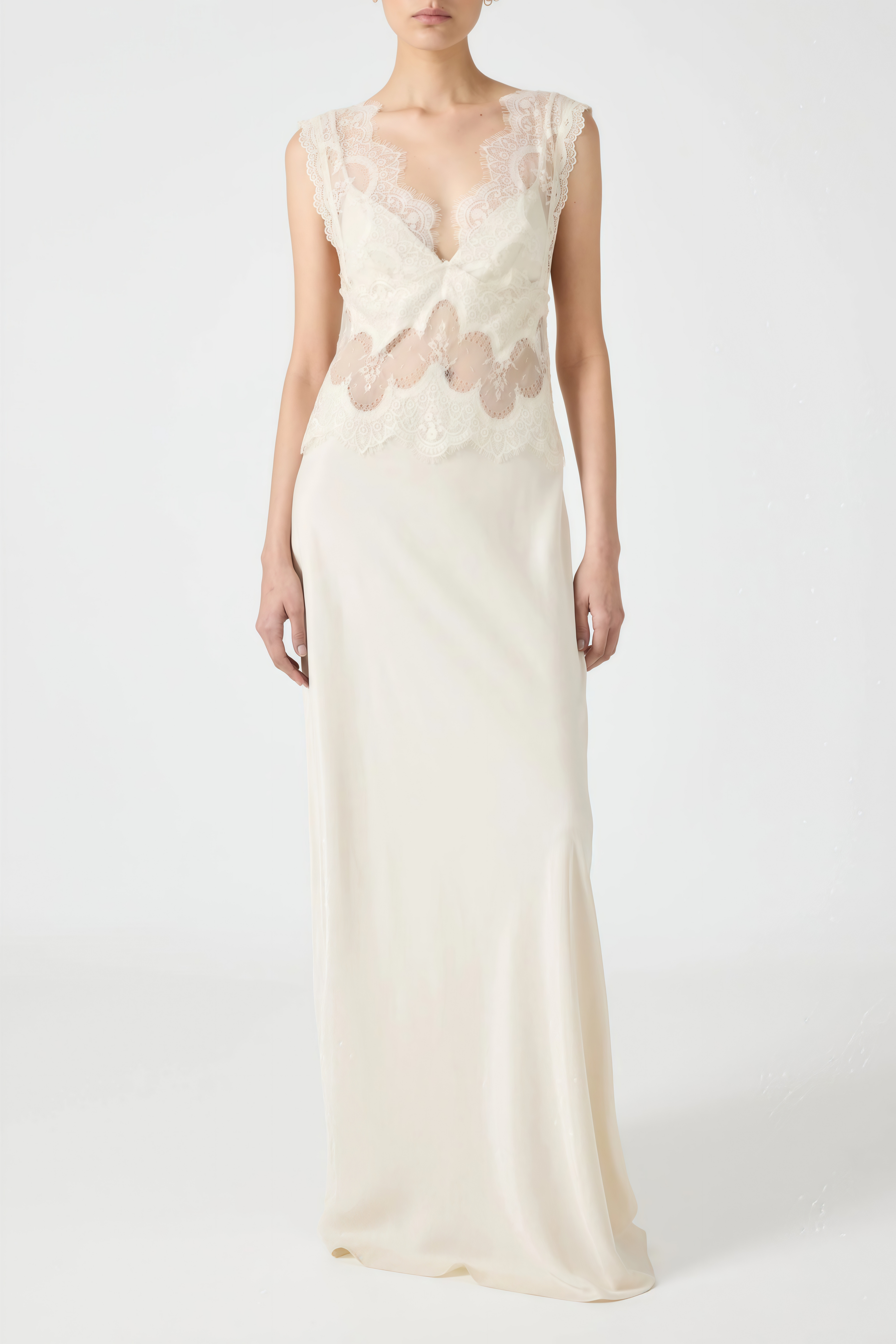 Vestido maxi de satén Aitana Neutrals con paneles de encaje, vestido largo elegante de MRTokyo en tonos neutros.