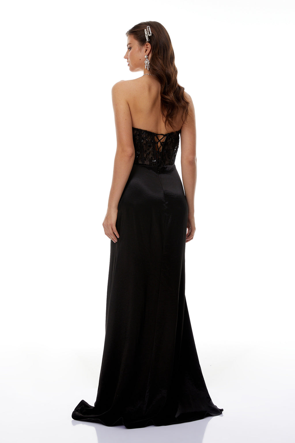 Vestido largo negro Aitziber con encaje de cuentas y detalles brillantes, diseñado por MRNewyork.