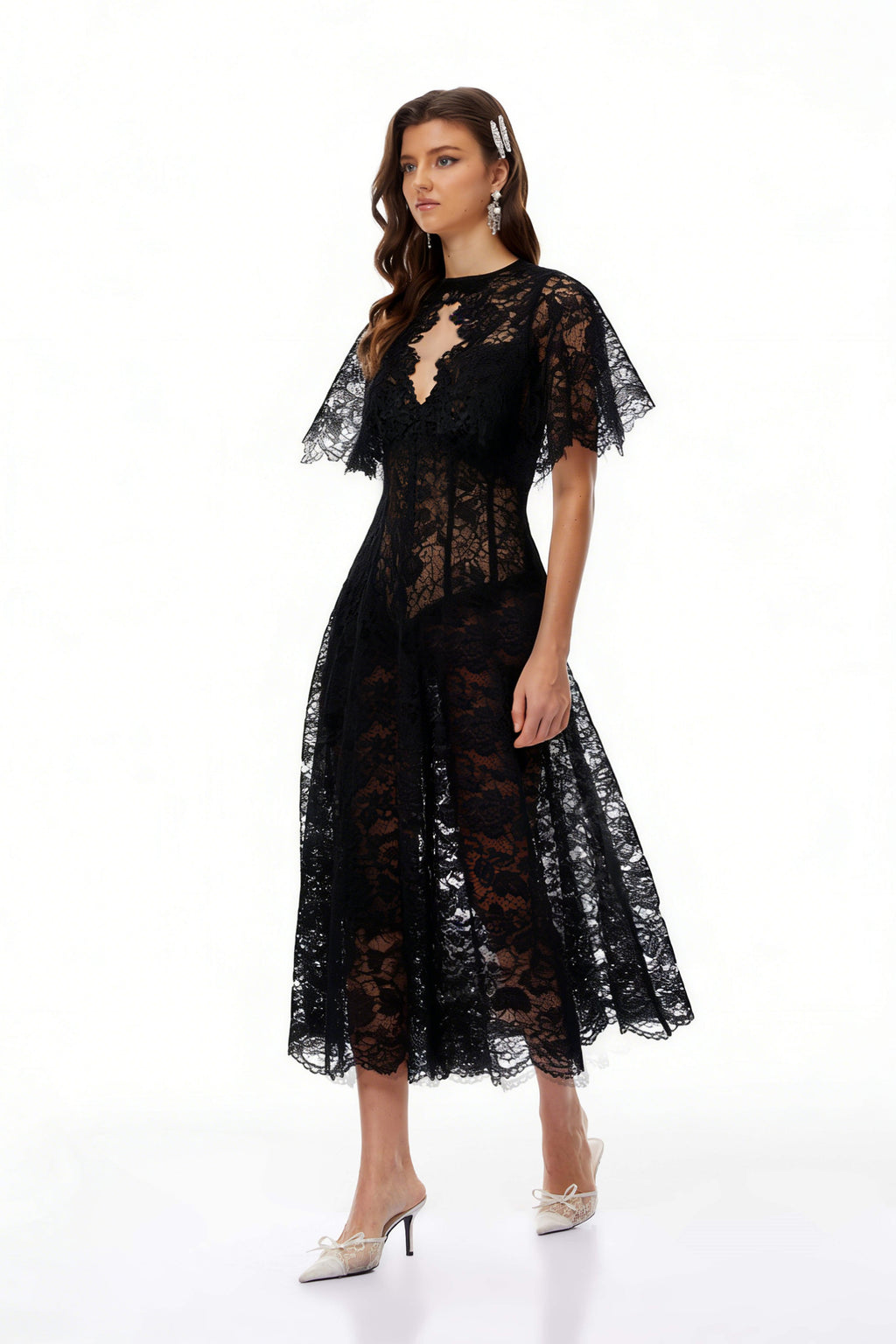 Vestido midi negro Alaia con capa y encaje floral, estilo elegante y sofisticado, diseñado por MRNewyork.