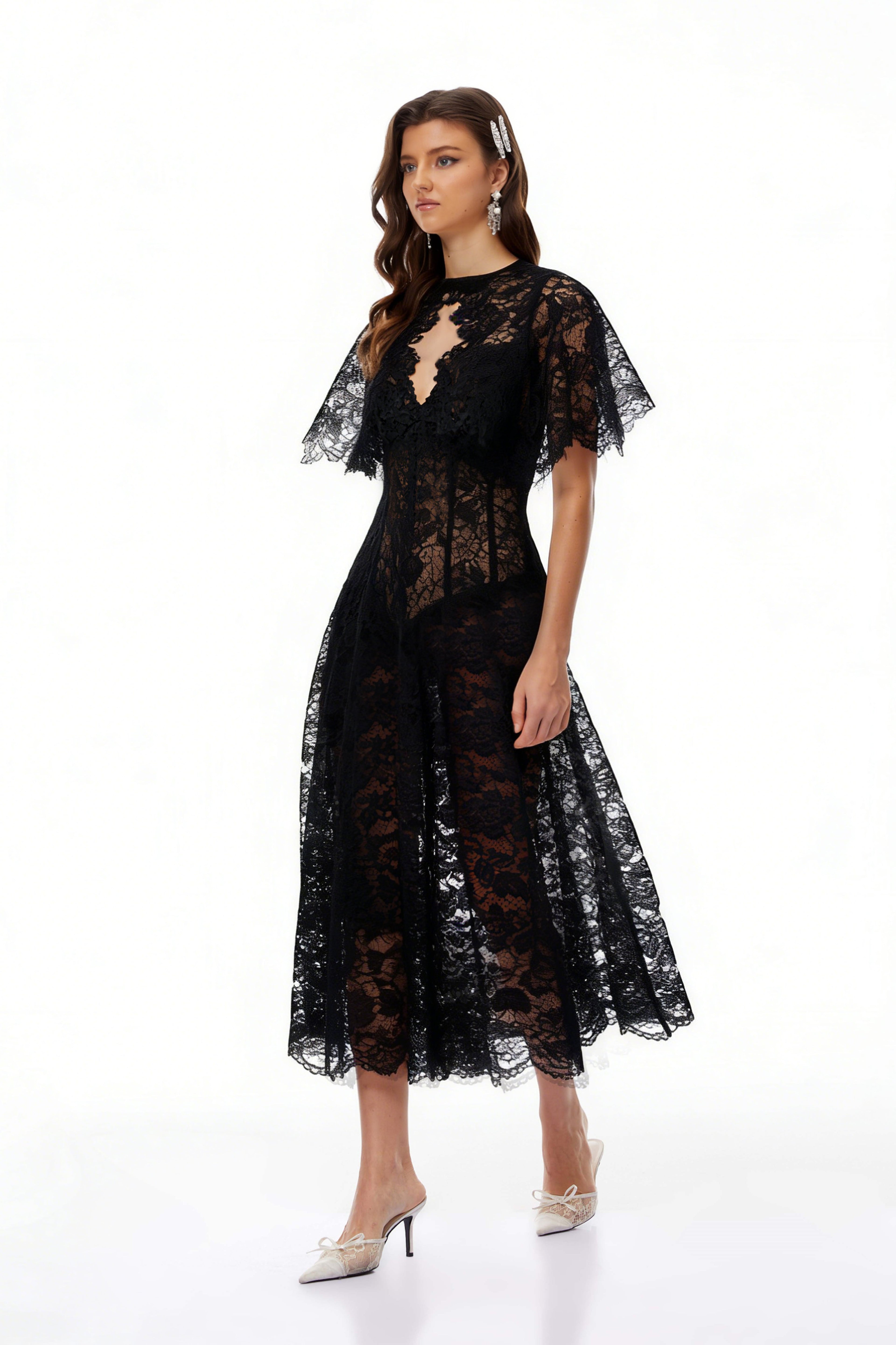 Vestido midi negro Alaia con capa y encaje floral, estilo elegante y sofisticado, diseñado por MRNewyork.