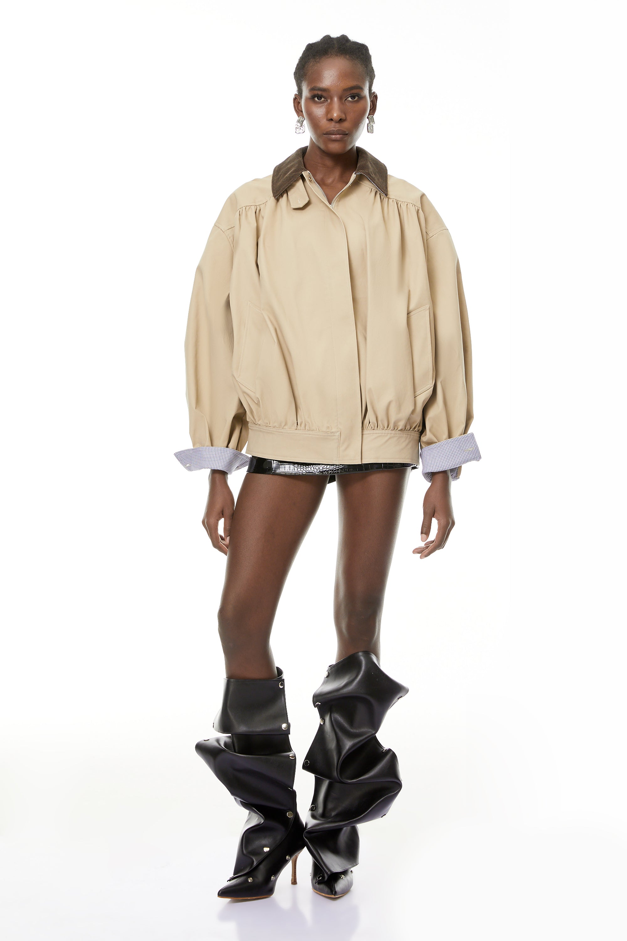 Chaqueta bomber de pana en tonos neutros de MRTokyo, con paneles de tela y diseño moderno.
