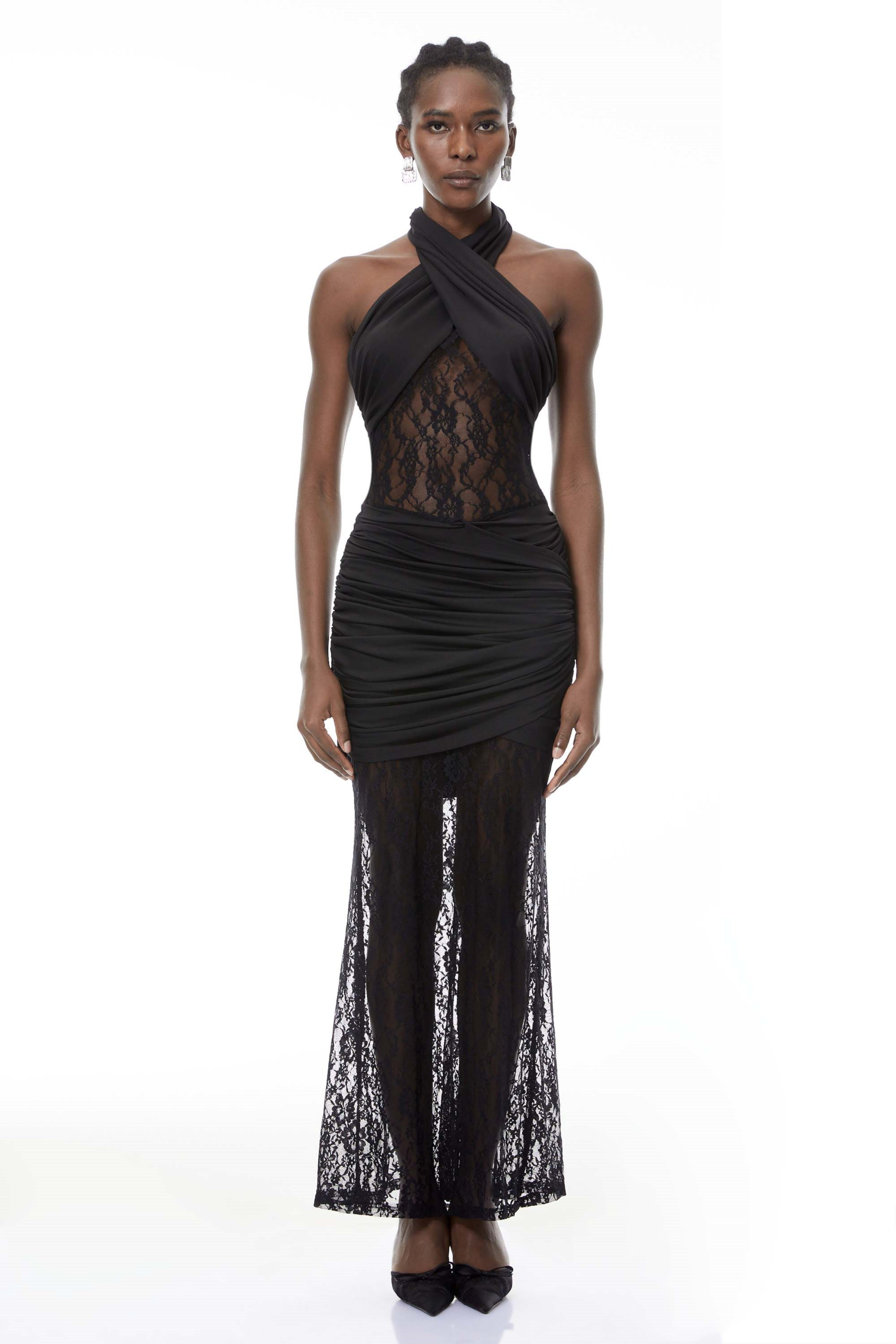 Vestido maxi negro con escote halter y encaje de MRTokyo, diseño elegante y sofisticado para ocasiones especiales.