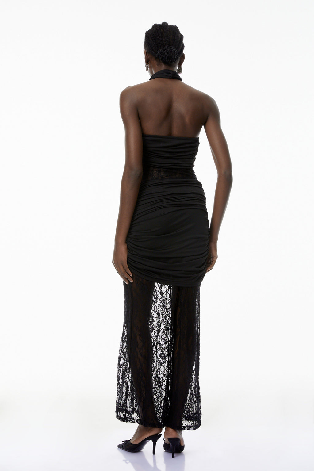 Vestido largo de encaje negro Alice Halterneck de MRTokyo, con diseño elegante y estilo maxi para ocasiones especiales.