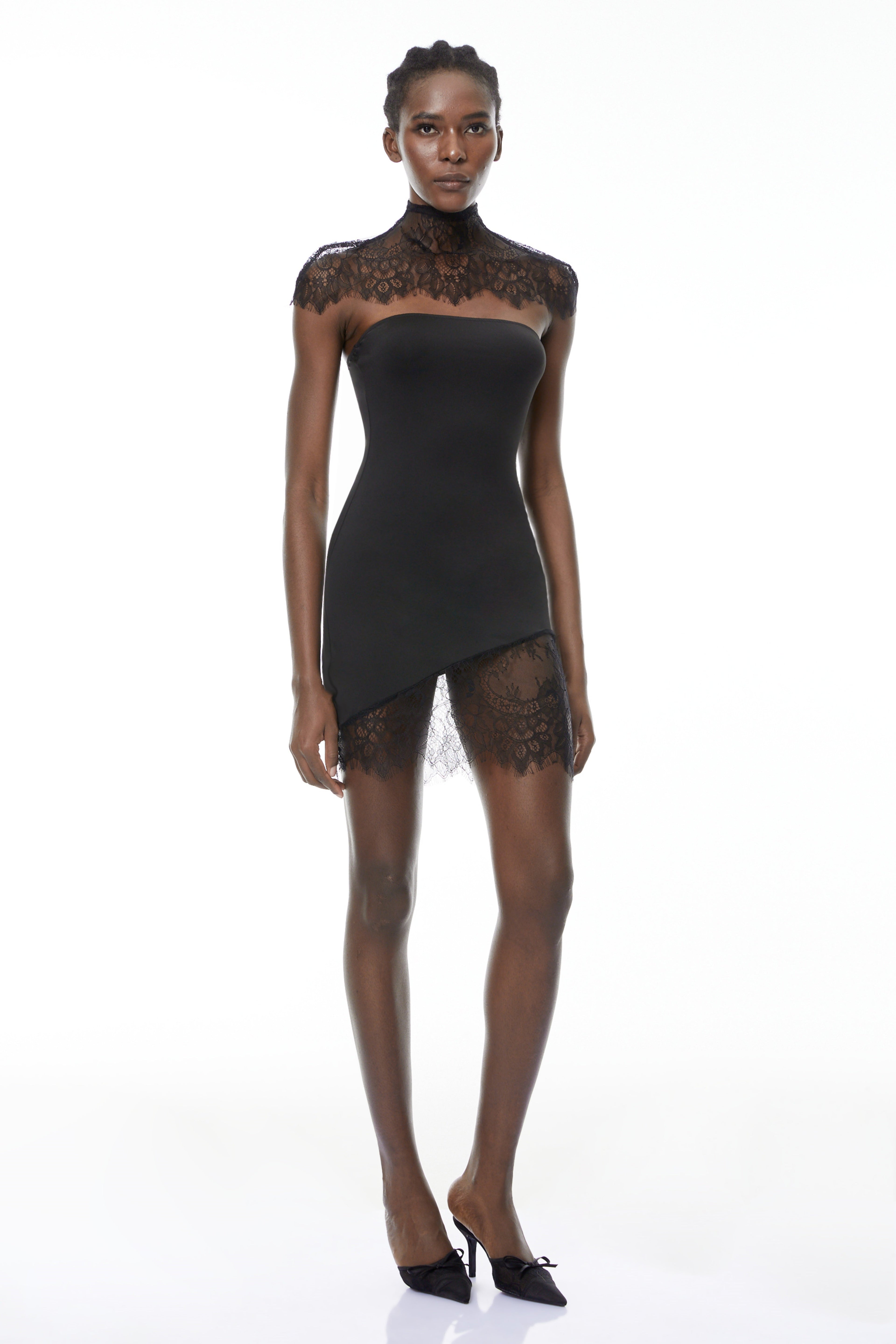 Conjunto de vestido y chaleco de encaje negro Alvaro de MRTokyo, con detalles elegantes y tela delicada.