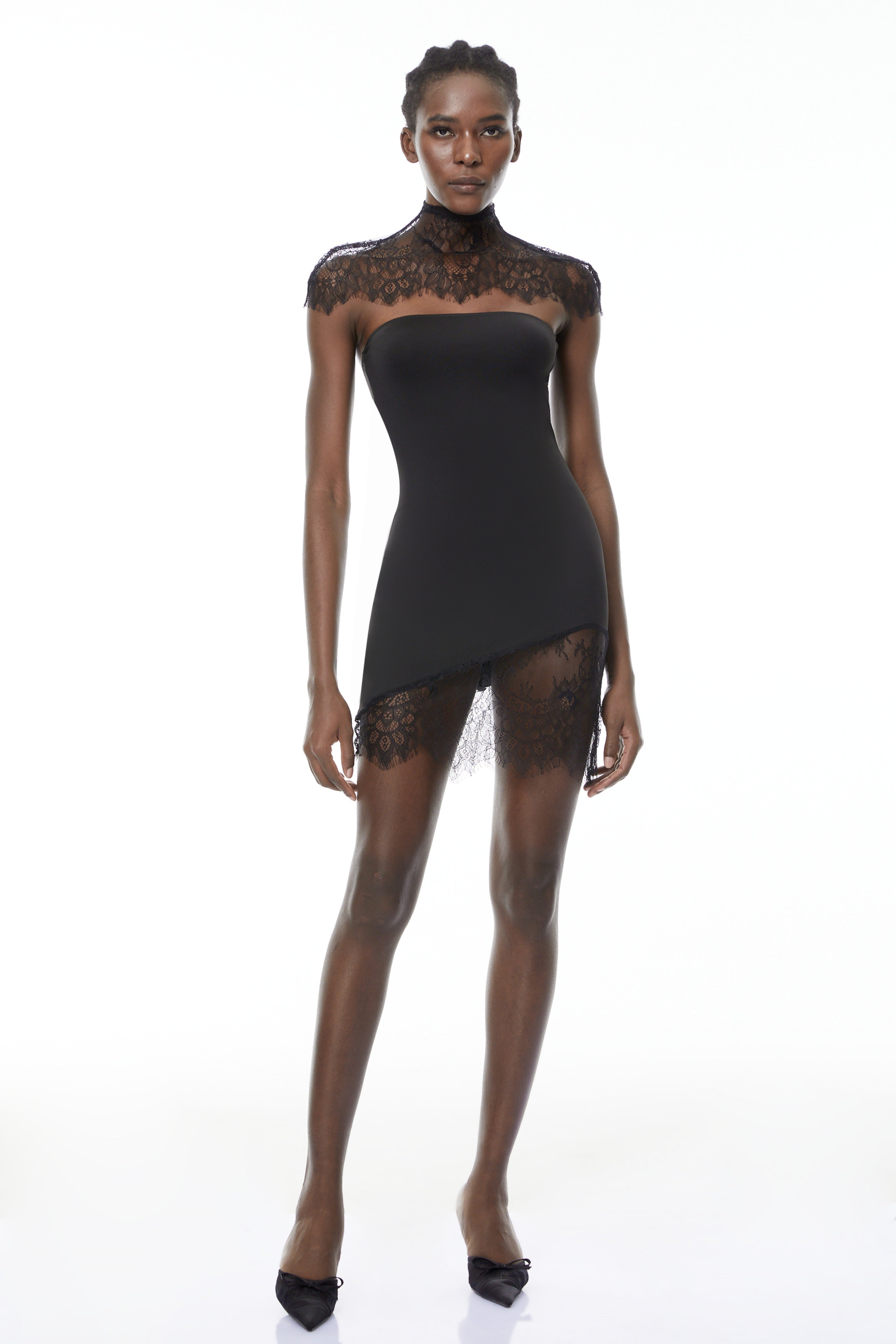 Conjunto de vestido y mantón de encaje negro Alvaro de MRTokyo, con detalles elegantes y estilo sofisticado.