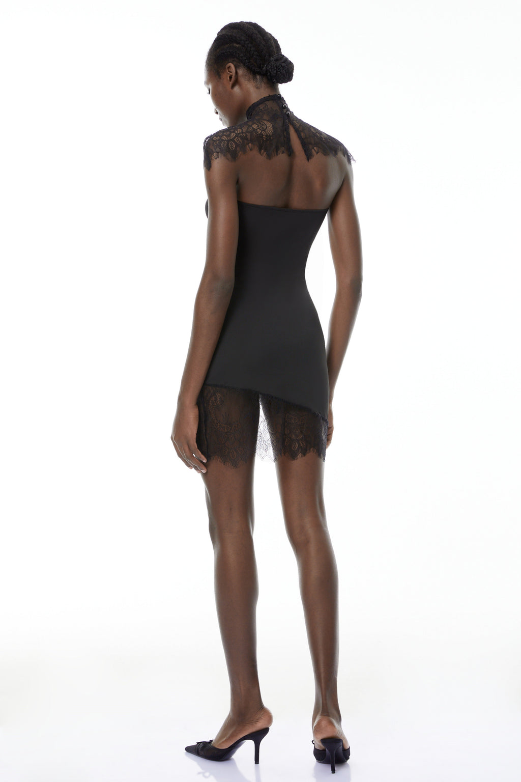 Conjunto de vestido y mantilla de encaje negro Alvaro de MRTokyo, con detalles elegantes y sofisticados.