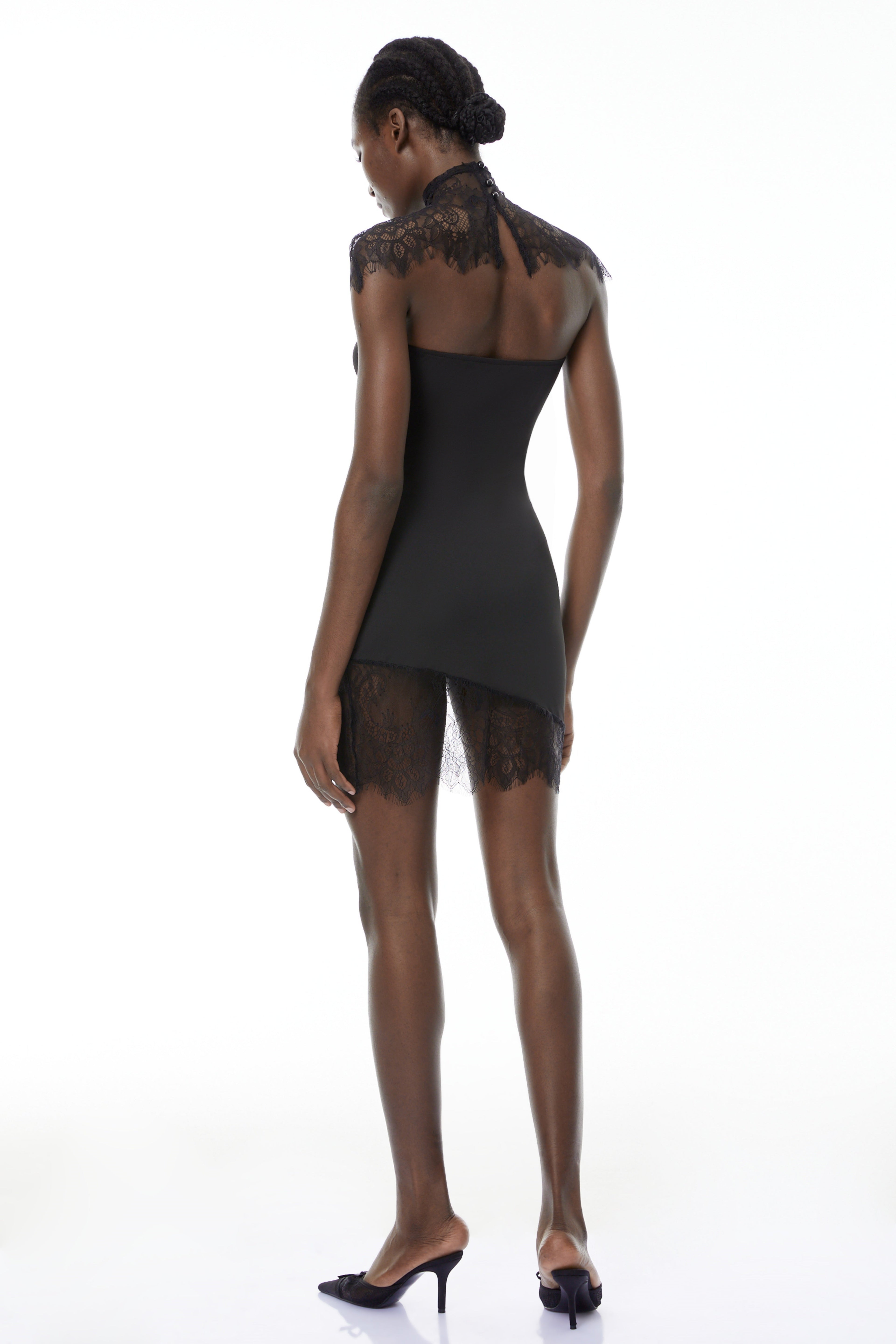 Conjunto de vestido y mantilla de encaje negro Alvaro de MRTokyo, con detalles elegantes y sofisticados.