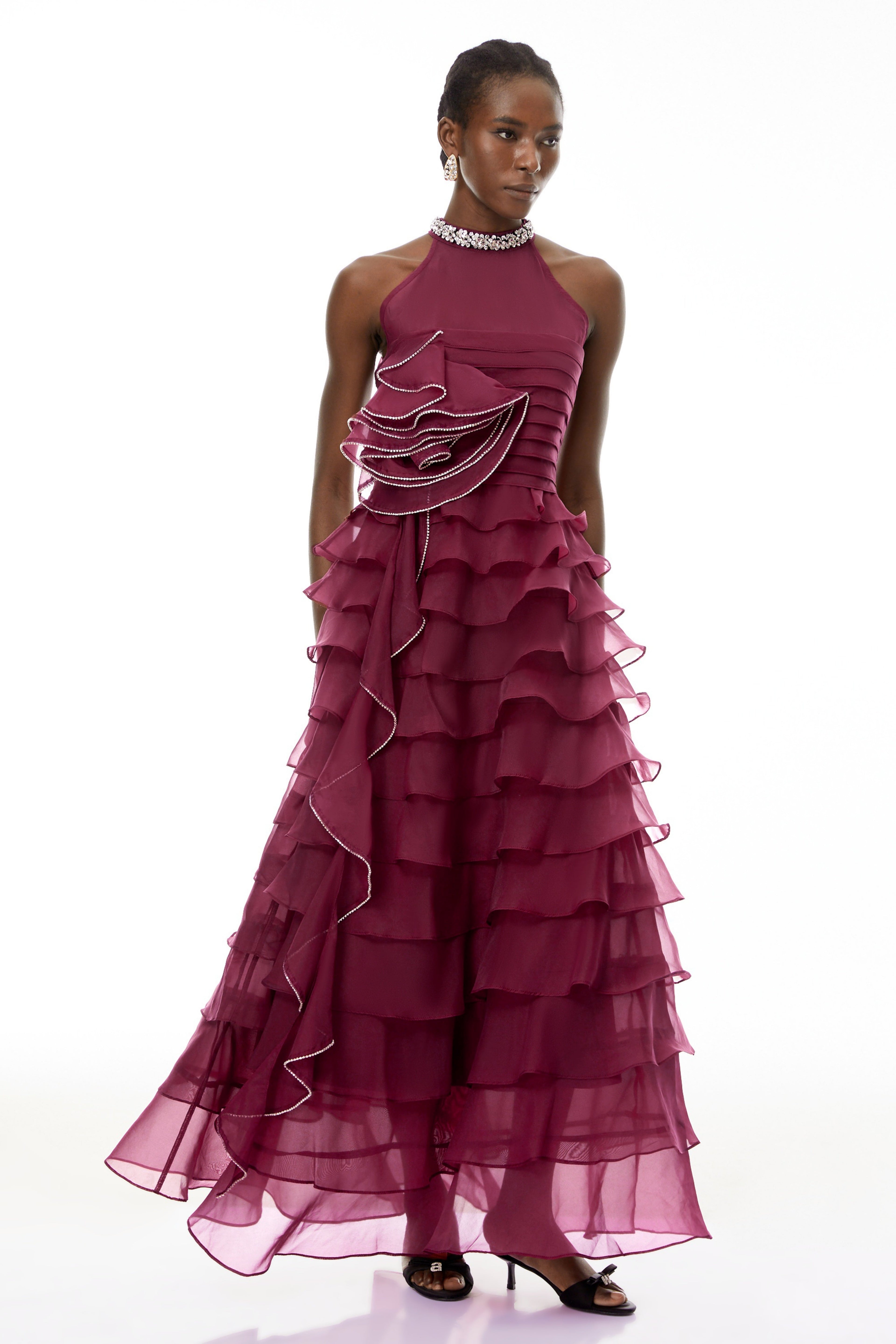 Vestido maxi rojo Anathi con pétalos 3D y volantes, de estilo elegante y femenino, de la marca MRMelbourne.