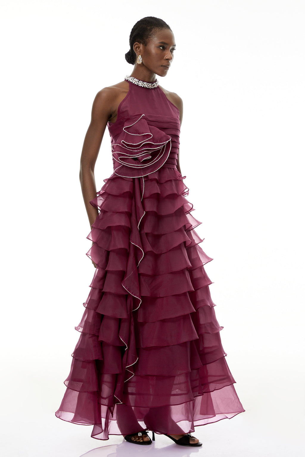 Vestido maxi rojo Anathi Red de MRMelbourne con detalles de pétalos en 3D y volante, estilo elegante y femenino.