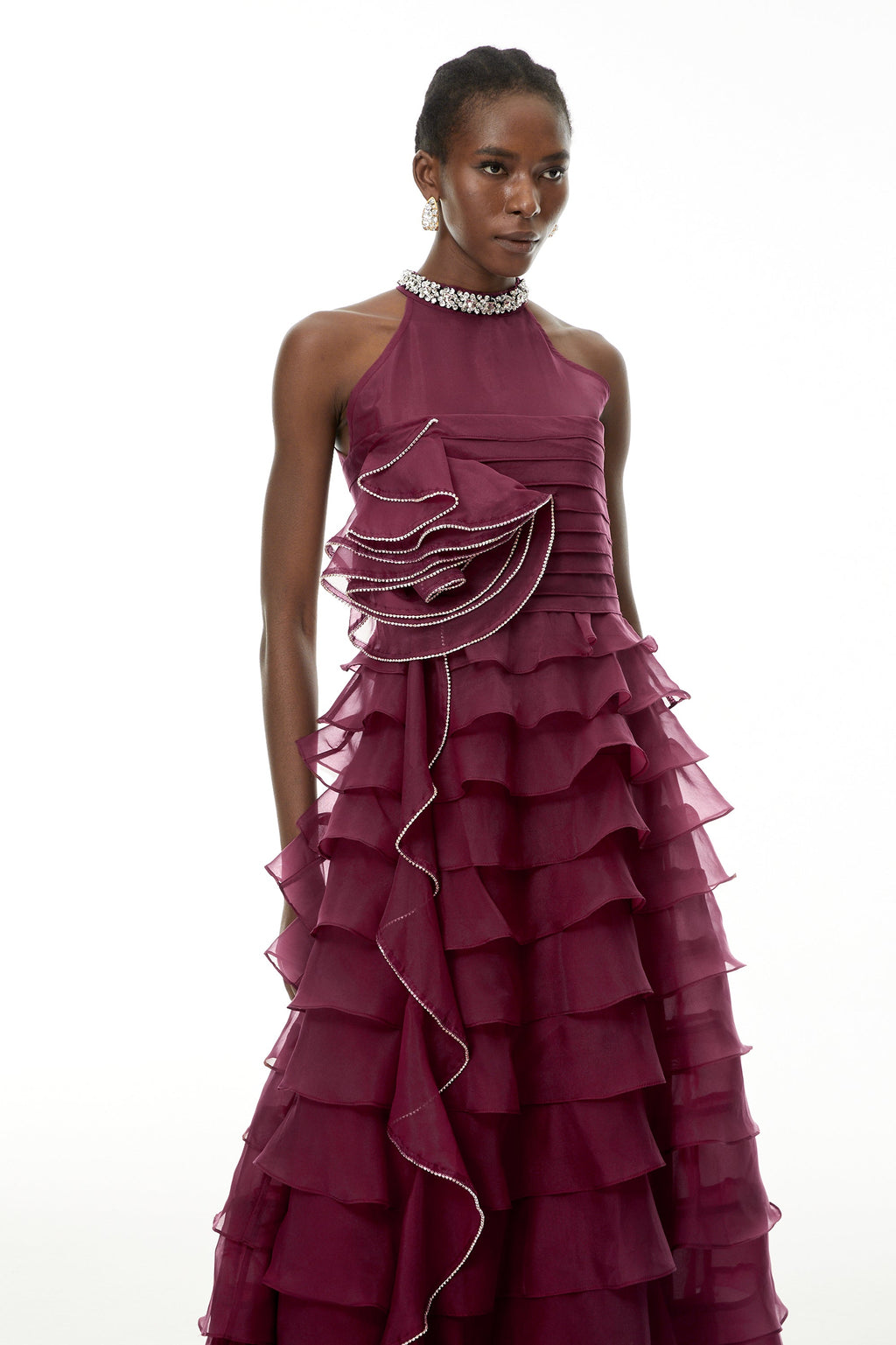 Vestido maxi rojo con pétalos 3D y volantes de MRMelbourne, diseñado para un estilo elegante y llamativo.