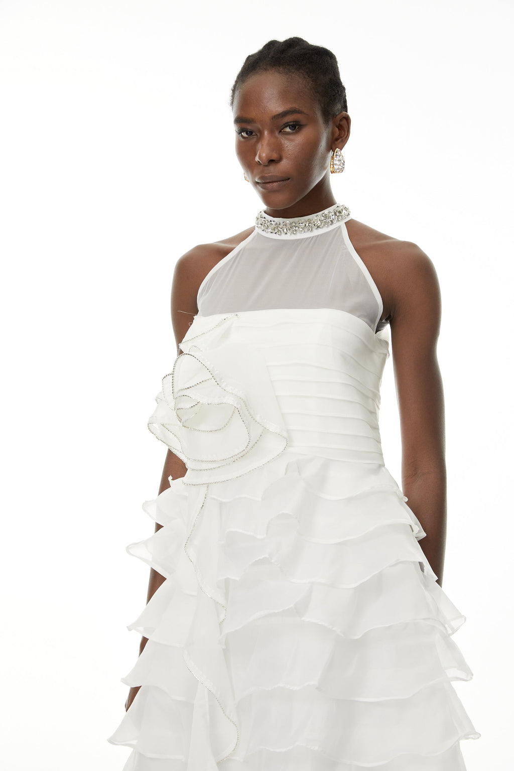 Vestido maxi ruffle de pétalos 3D en blanco Anathi de MRMelbourne, con diseño elegante y detalles florales en la parte superior.