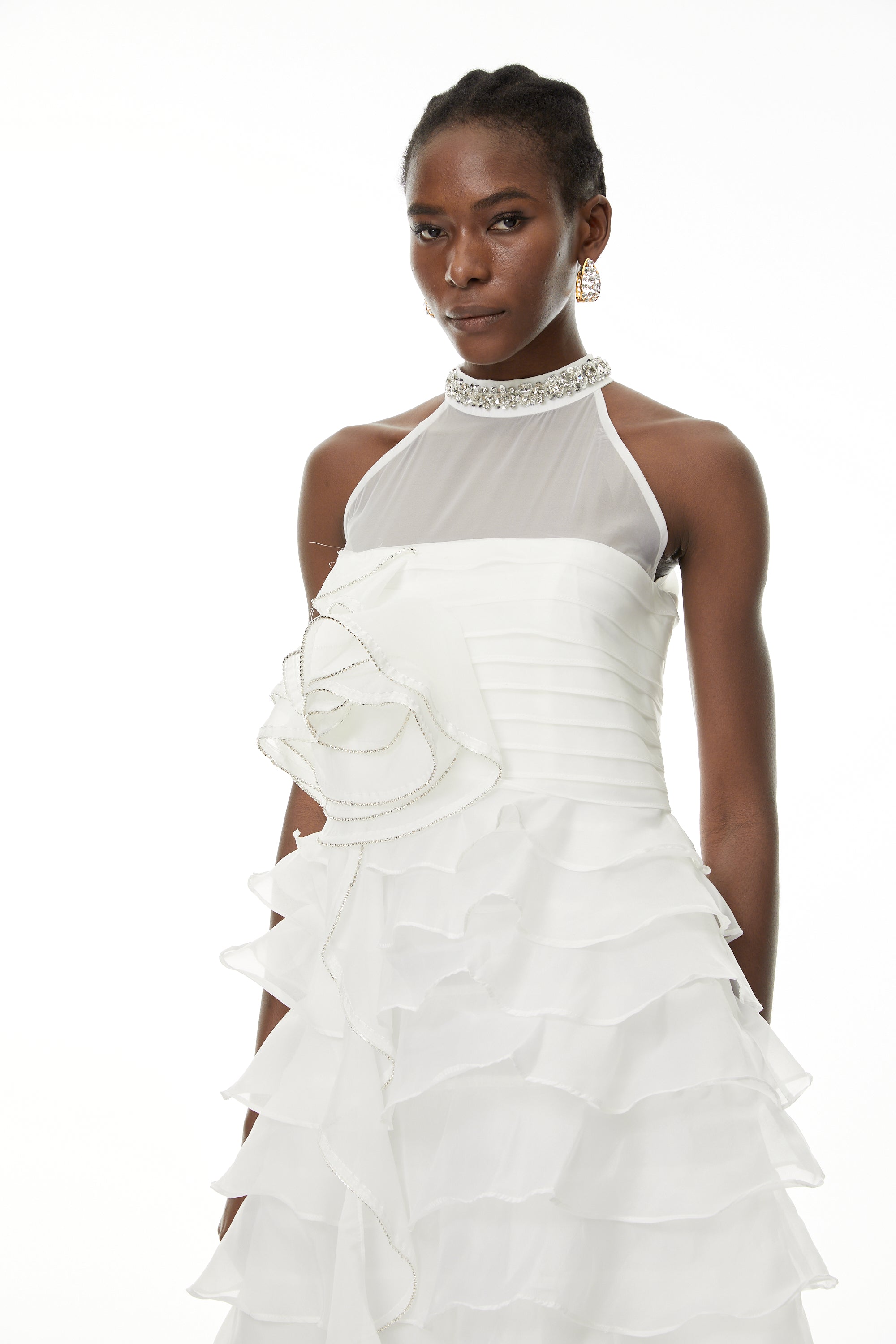 Vestido maxi ruffle de pétalos 3D en blanco Anathi de MRMelbourne, con diseño elegante y detalles florales en la parte superior.