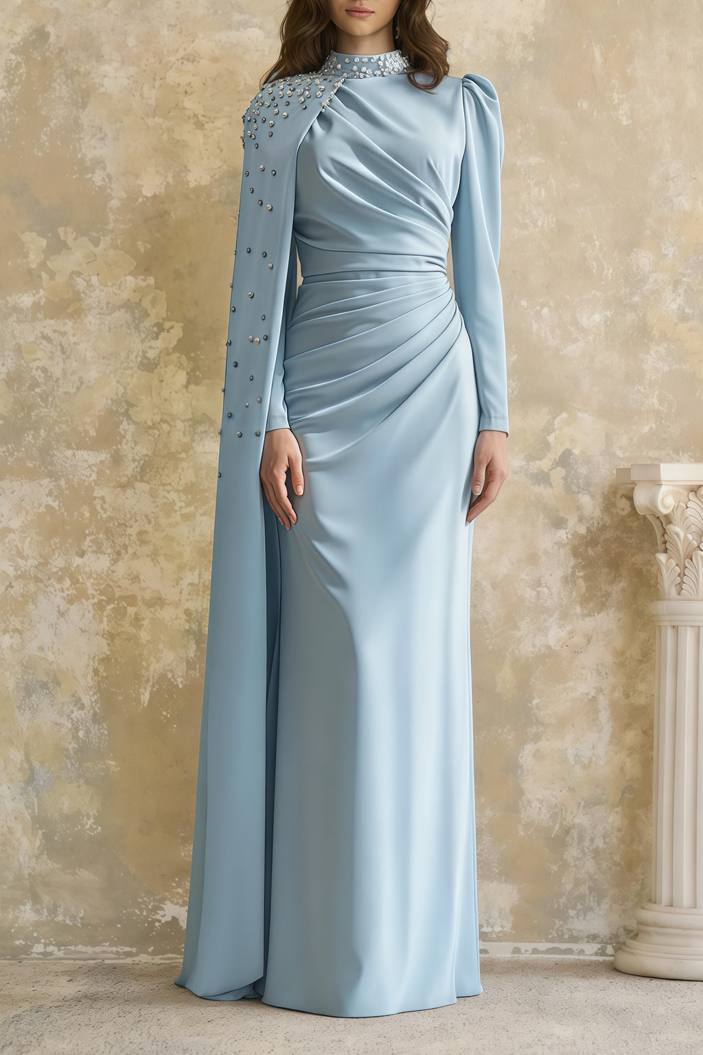 Vestido largo azul Andreea de MRNewyork con capa y detalles adornados, elegante y sofisticado para ocasiones especiales.