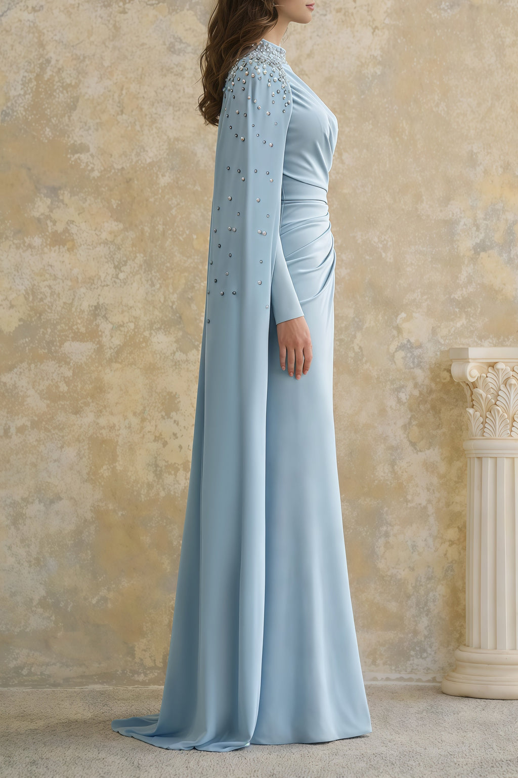 Vestido maxi azul con capa y adornos, vestido de noche elegante de MRNewyork, muestra detalles y estilo sofisticado