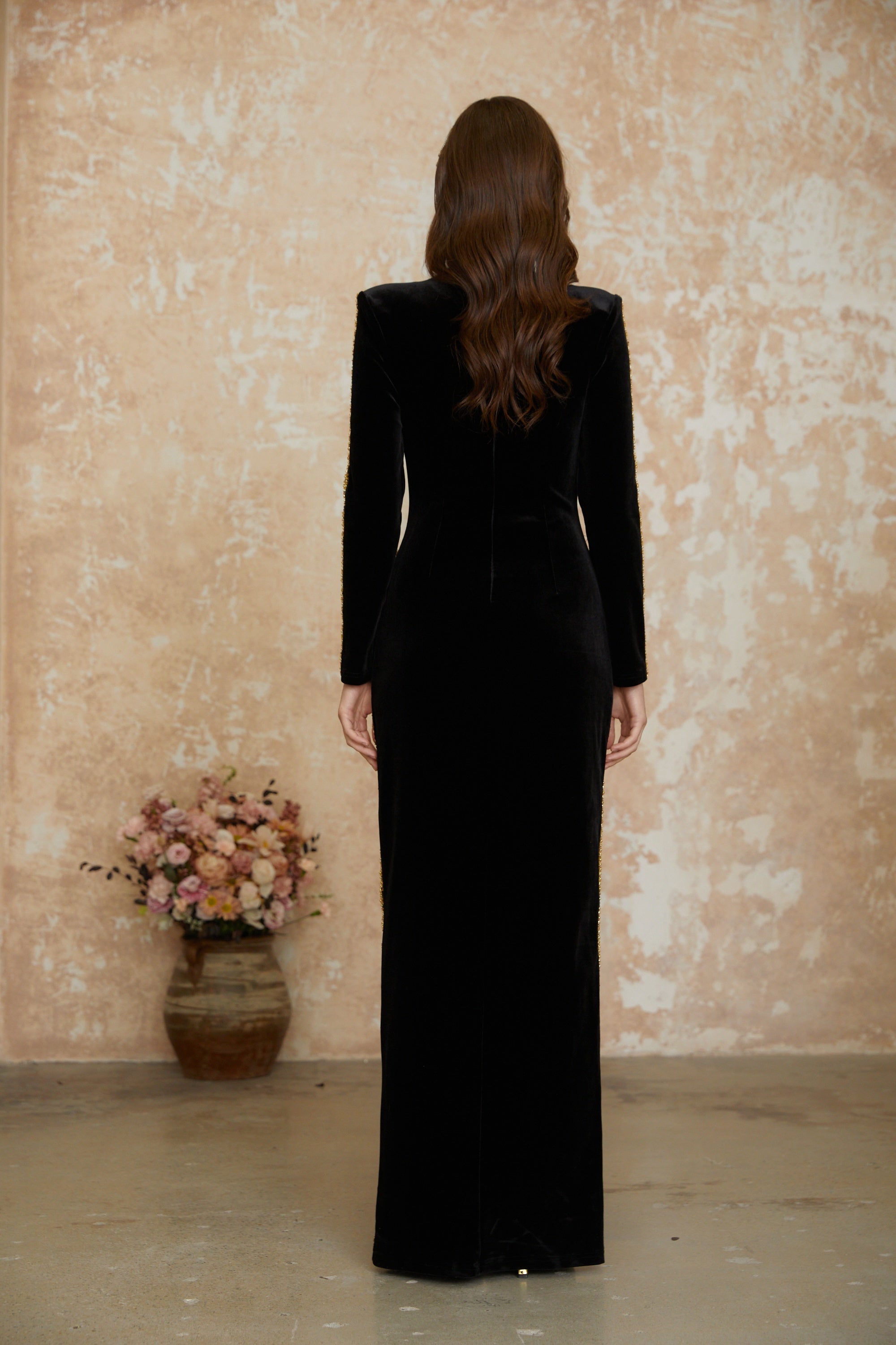Vestido maxi negro de novia con cristales, abertura frontal y diseño elegante, de la marca Bridal, en la imagen.