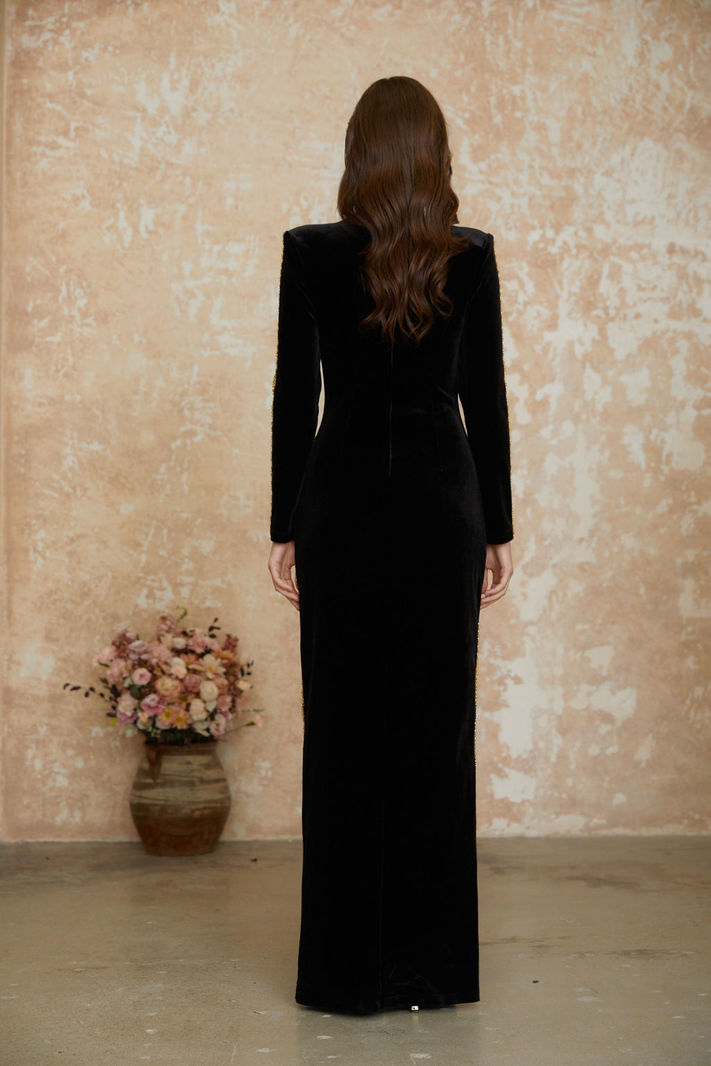 Vestido maxi negro con bordados de cristales en el frente y abertura lateral, diseñado por MRNewyork.