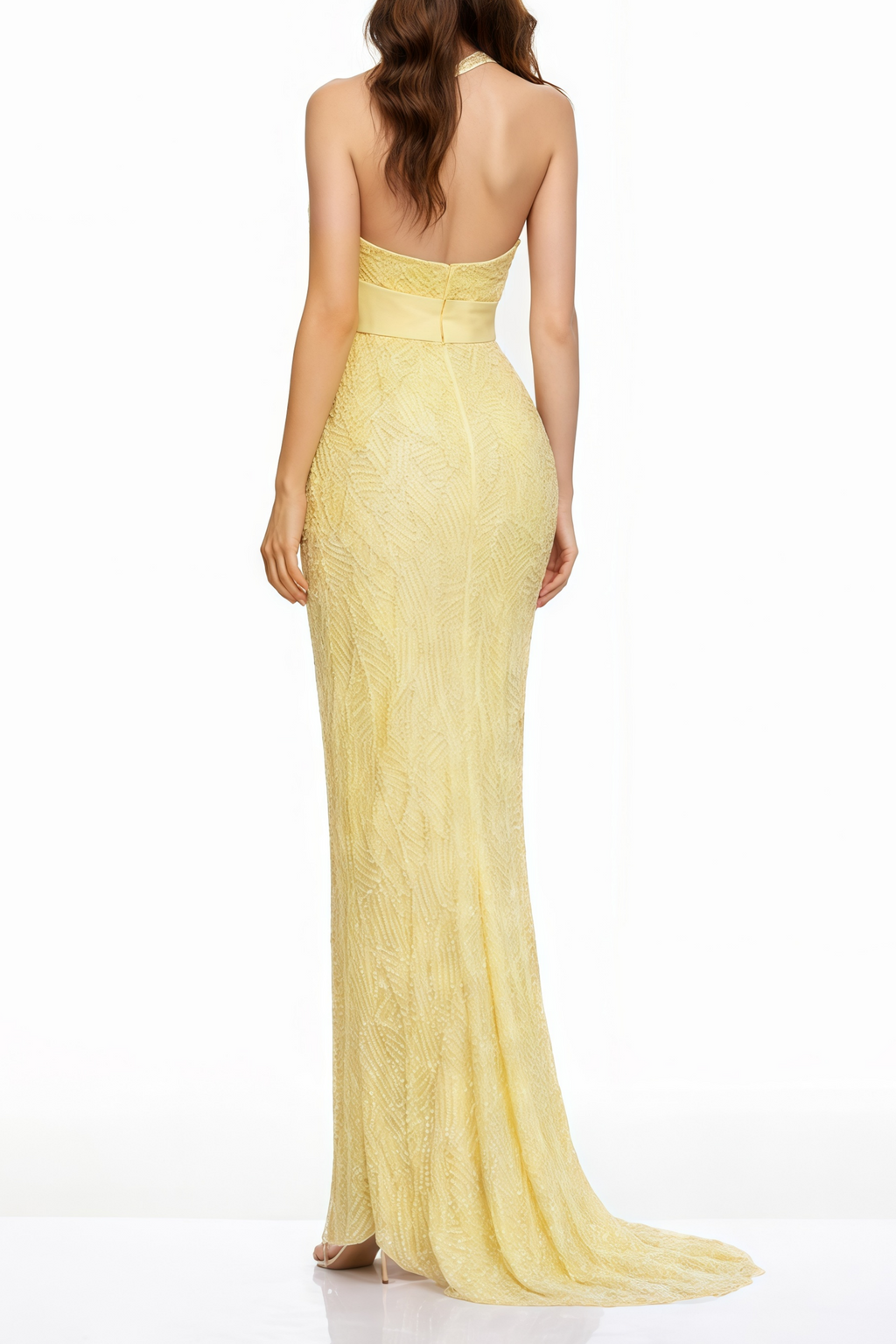 Vestido largo maxi amarillo Antonia Bridal con cuello halter y lazo, diseño elegante y femenino para ocasiones especiales.