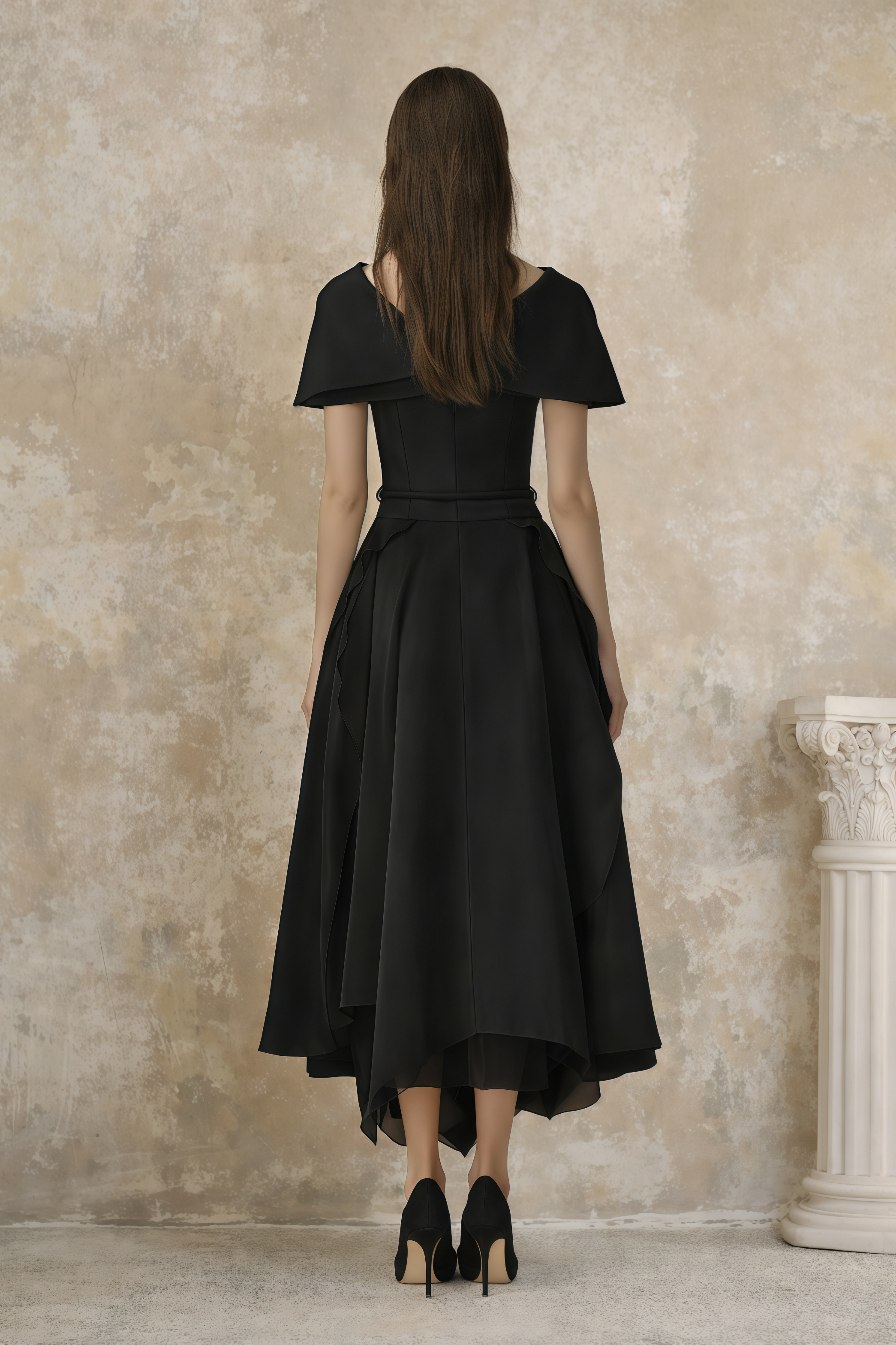 Conjunto de vestido y chal asymétrico negro de tul de MRNewyork, con paneles de tul y diseño elegante.