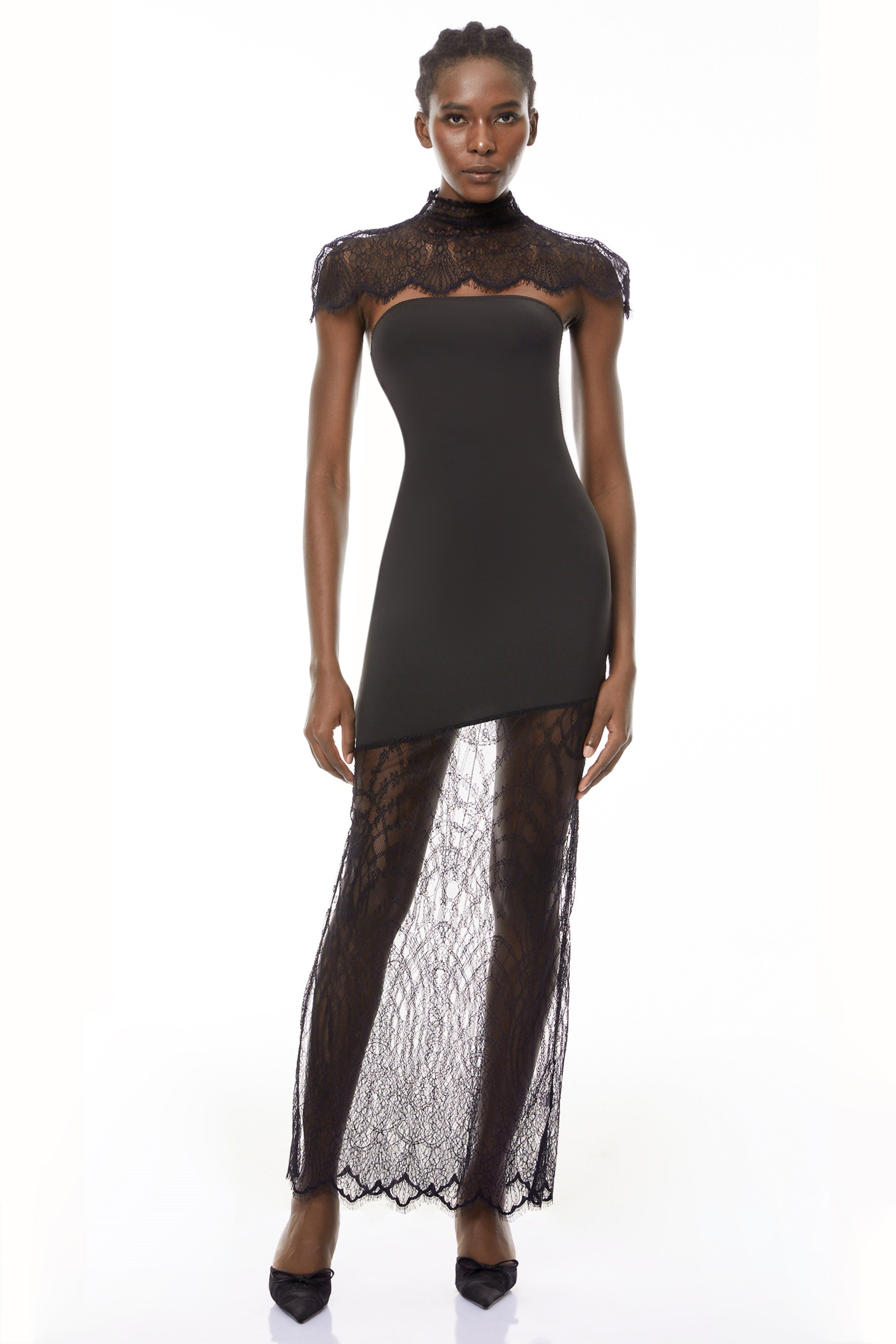 Conjunto a juego de vestido y chal con encaje floral negro de MRTokyo, diseño elegante y sofisticado para ocasiones especiales.