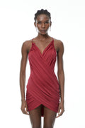 Vestido mini rojo burdeos Astrid de MRTokyo con escote en V y drapeado, diseñado para un estilo elegante y moderno.