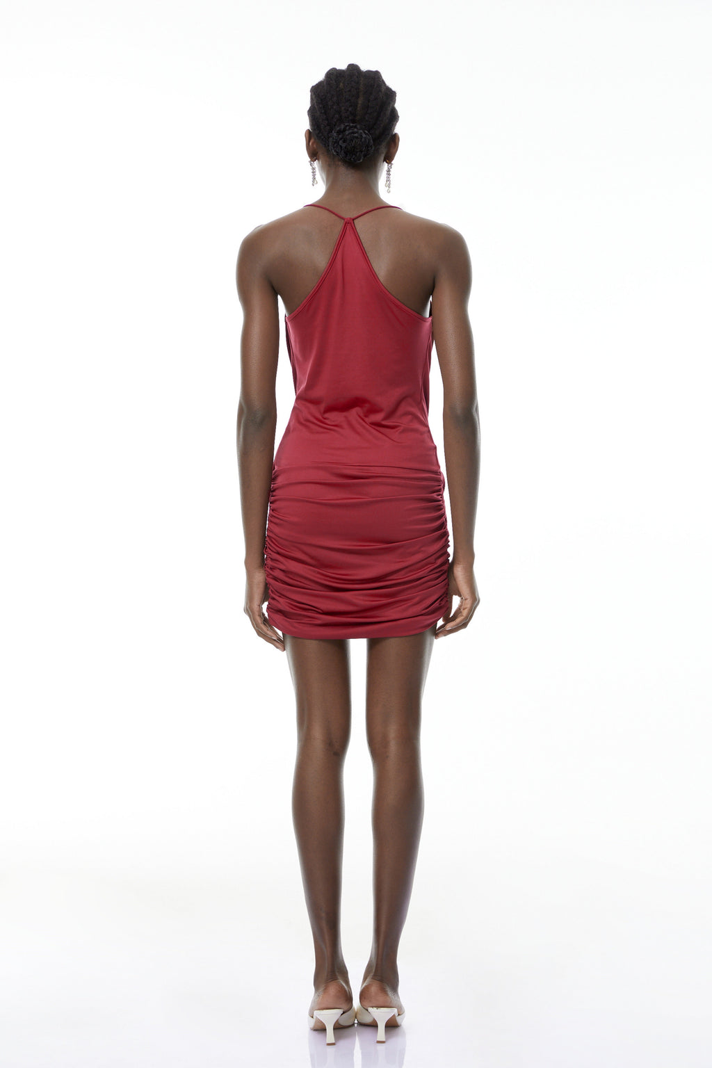 Vestido mini rojo burdeos con escote en V y drapeado de MRTokyo, diseñado para un estilo elegante y moderno.