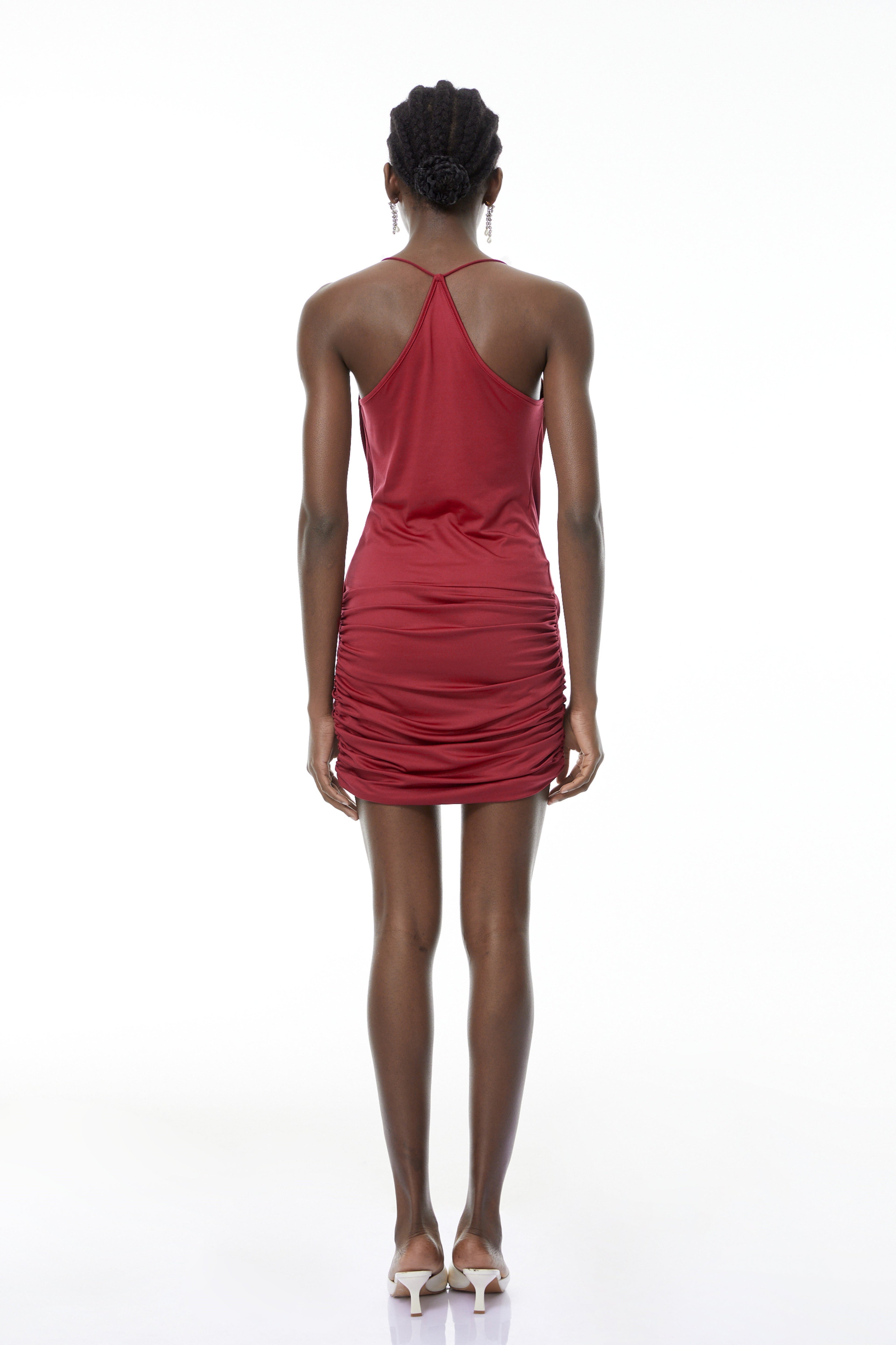 Vestido mini rojo burdeos con escote en V y drapeado de MRTokyo, diseñado para un estilo elegante y moderno.