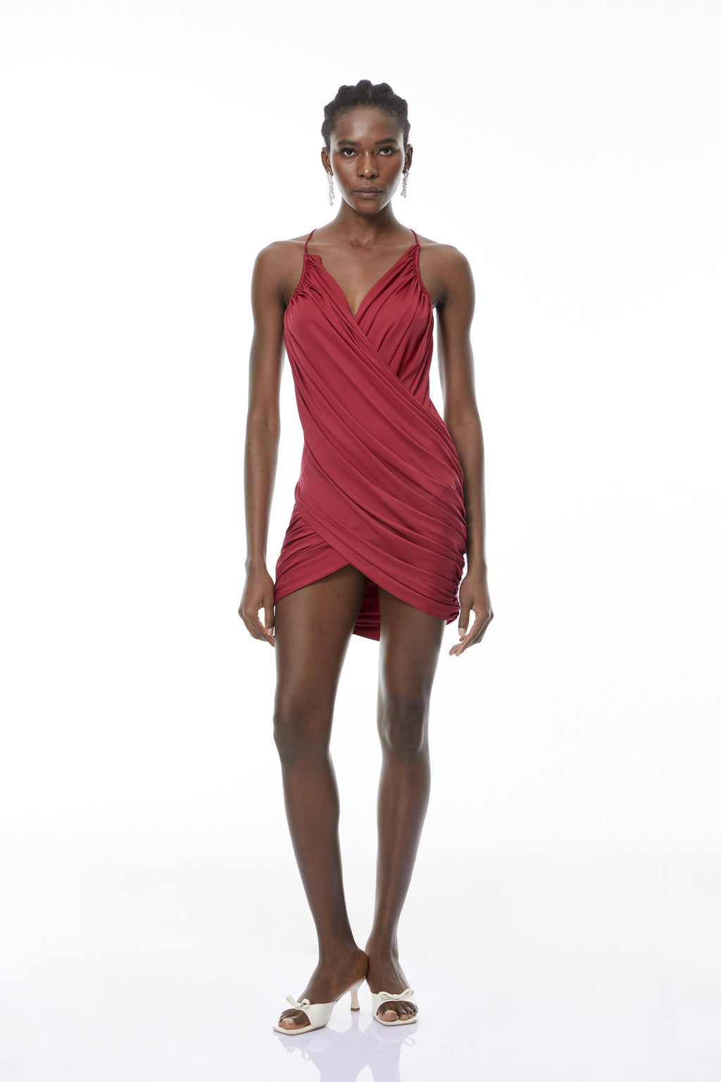 Vestido mini rojo burdeos con escote en V y tela drapeada, de la marca MRTokyo, mostrado en la imagen.