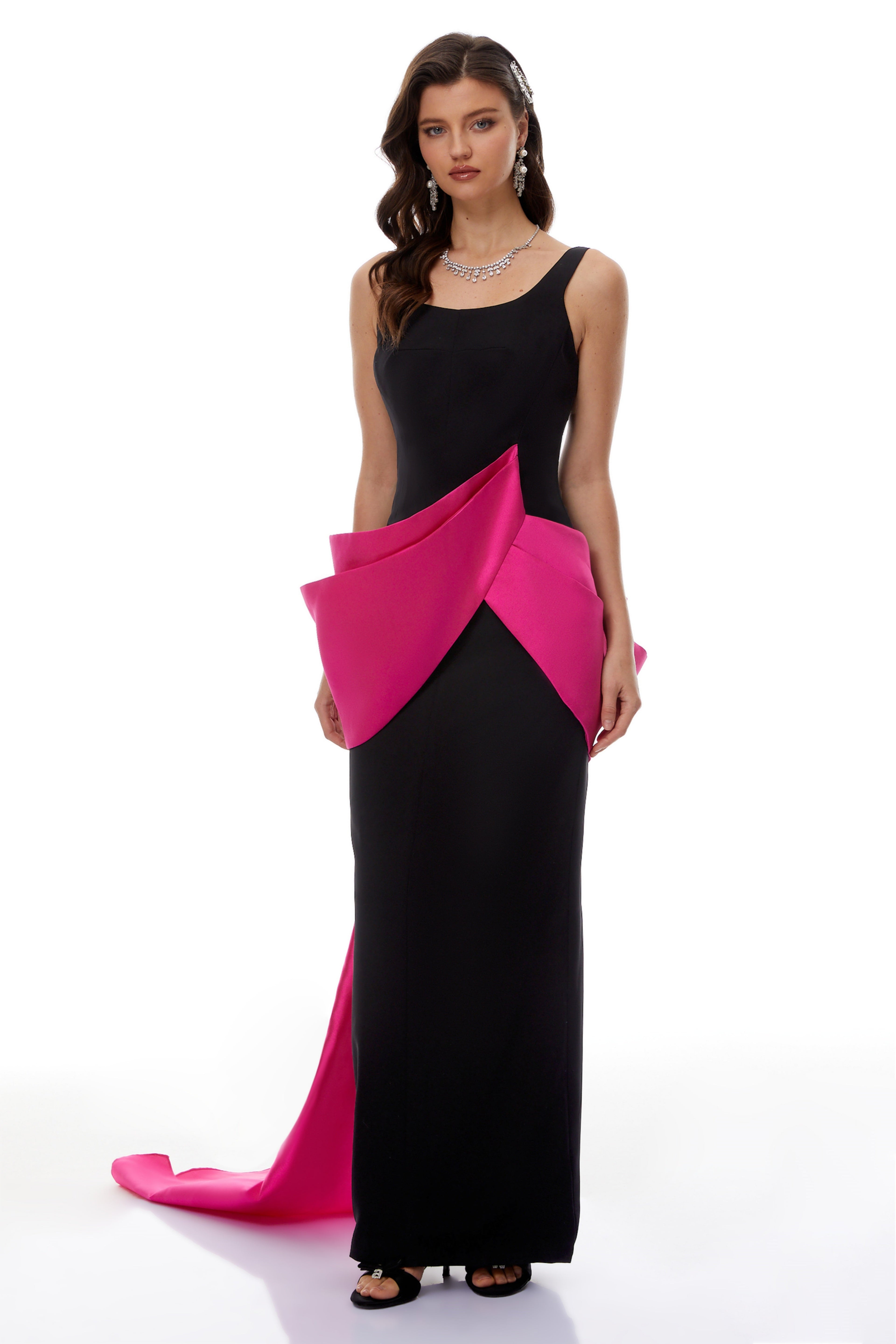 Vestido maxi de color bloque Aurora en negro de MRNewyork, diseño en capas largas y estilo elegante.