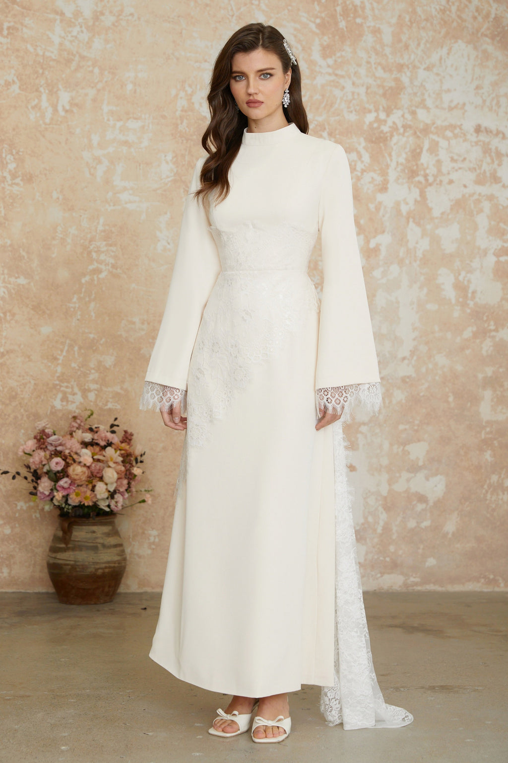 Vestido maxi asimétrico blanco con encaje floral de MRNewyork, muestra detalles de encaje y corte elegante en la imagen.
