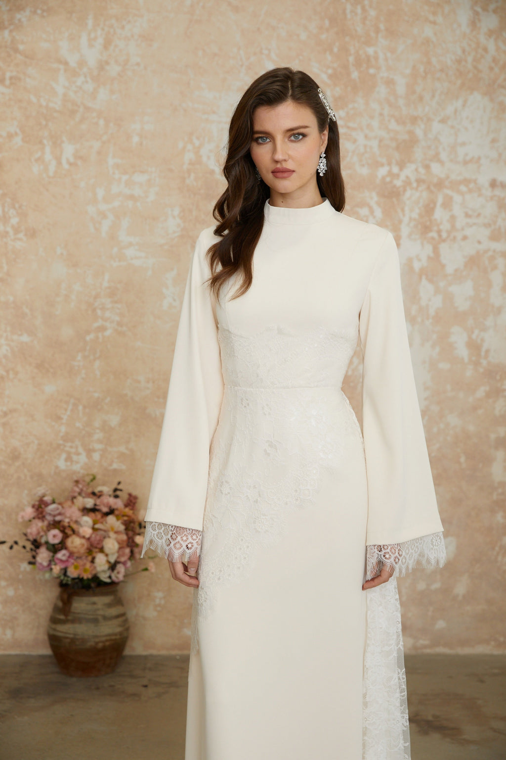 Vestido largo de encaje floral blanco Aurora de la marca MRParis, diseño elegante y romántico para ocasiones especiales.