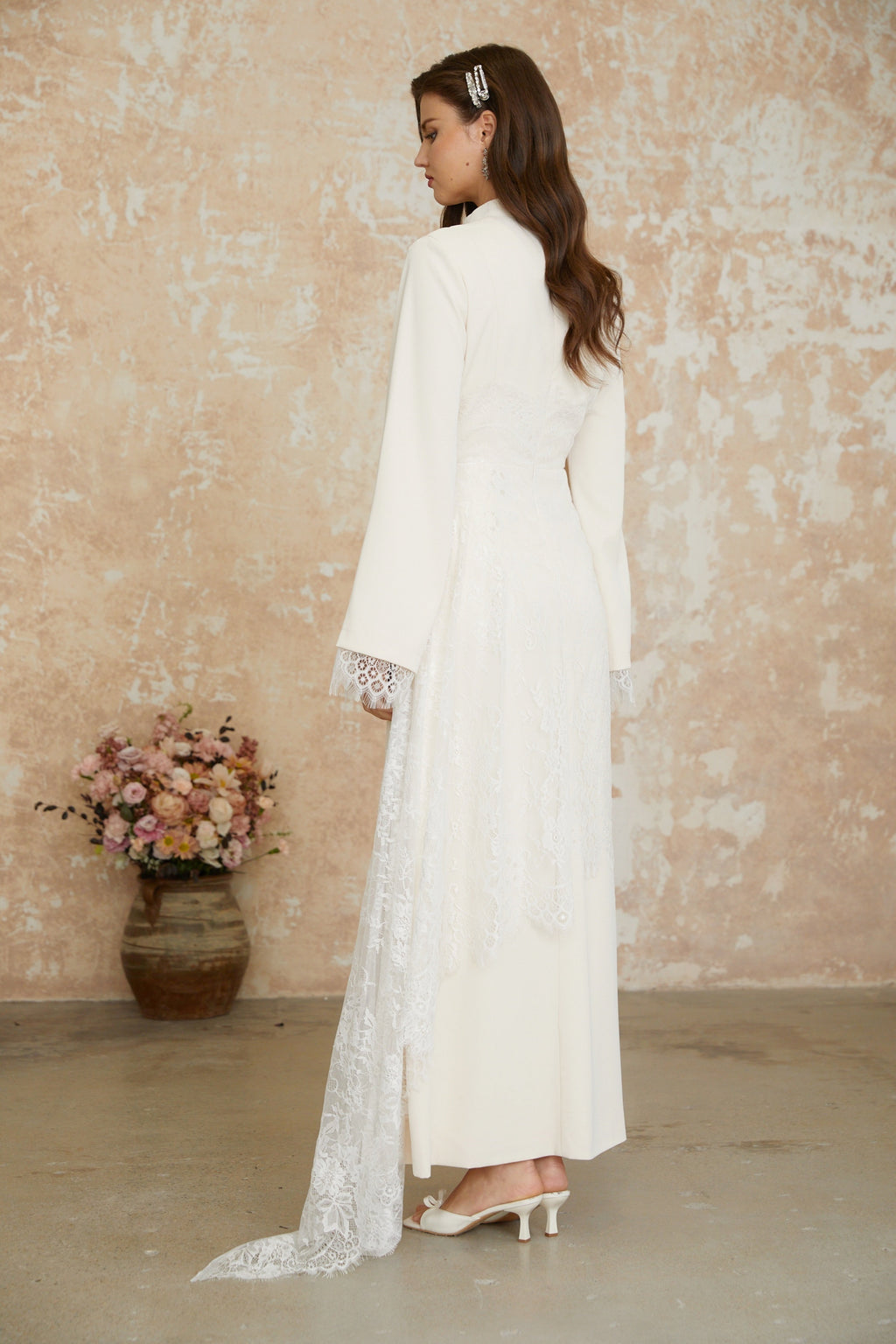 Vestido largo asimétrico blanco con encaje floral de MRNewyork, diseño elegante y femenino para ocasiones especiales.