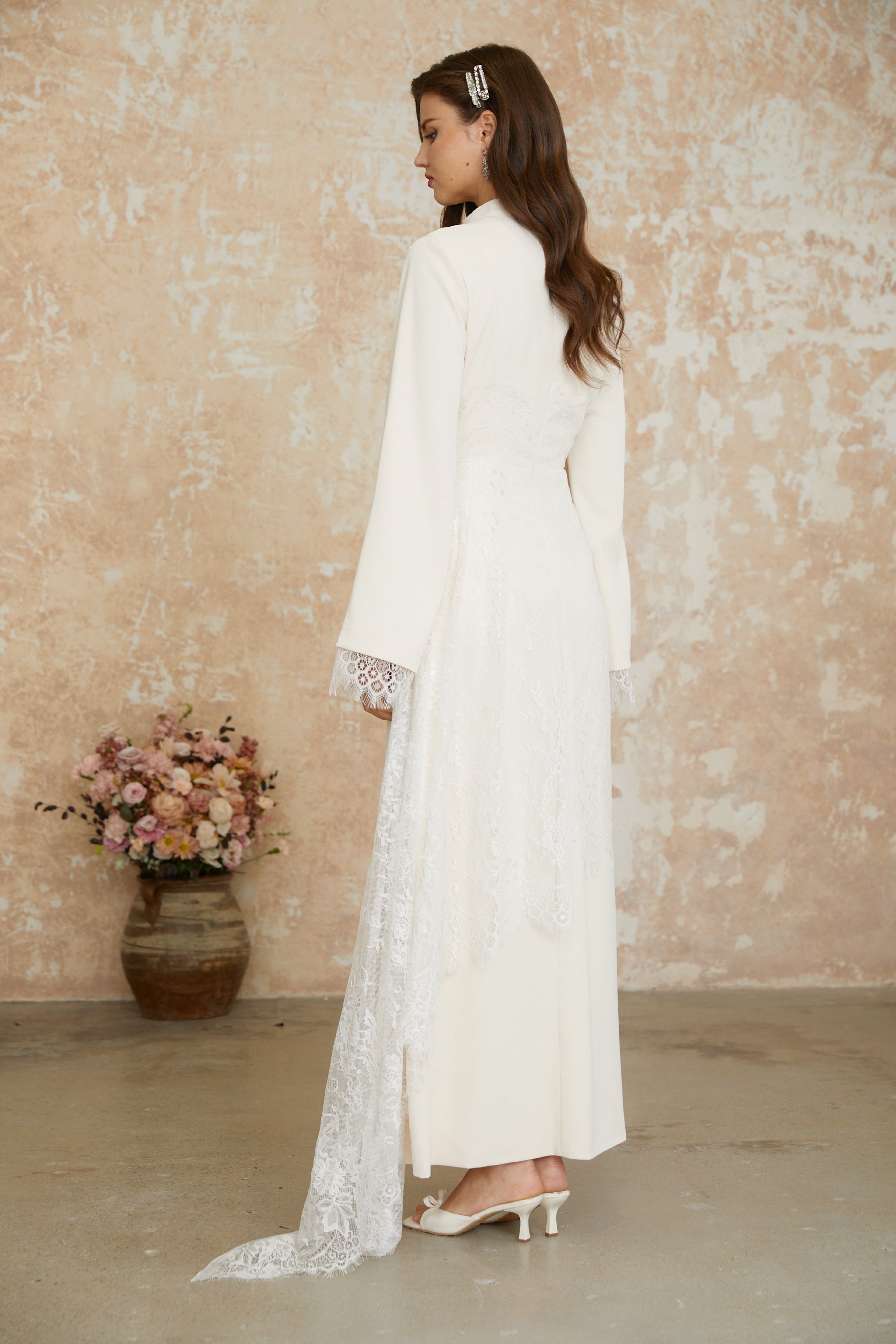 Vestido largo asimétrico blanco con encaje floral de MRNewyork, diseño elegante y femenino para ocasiones especiales.