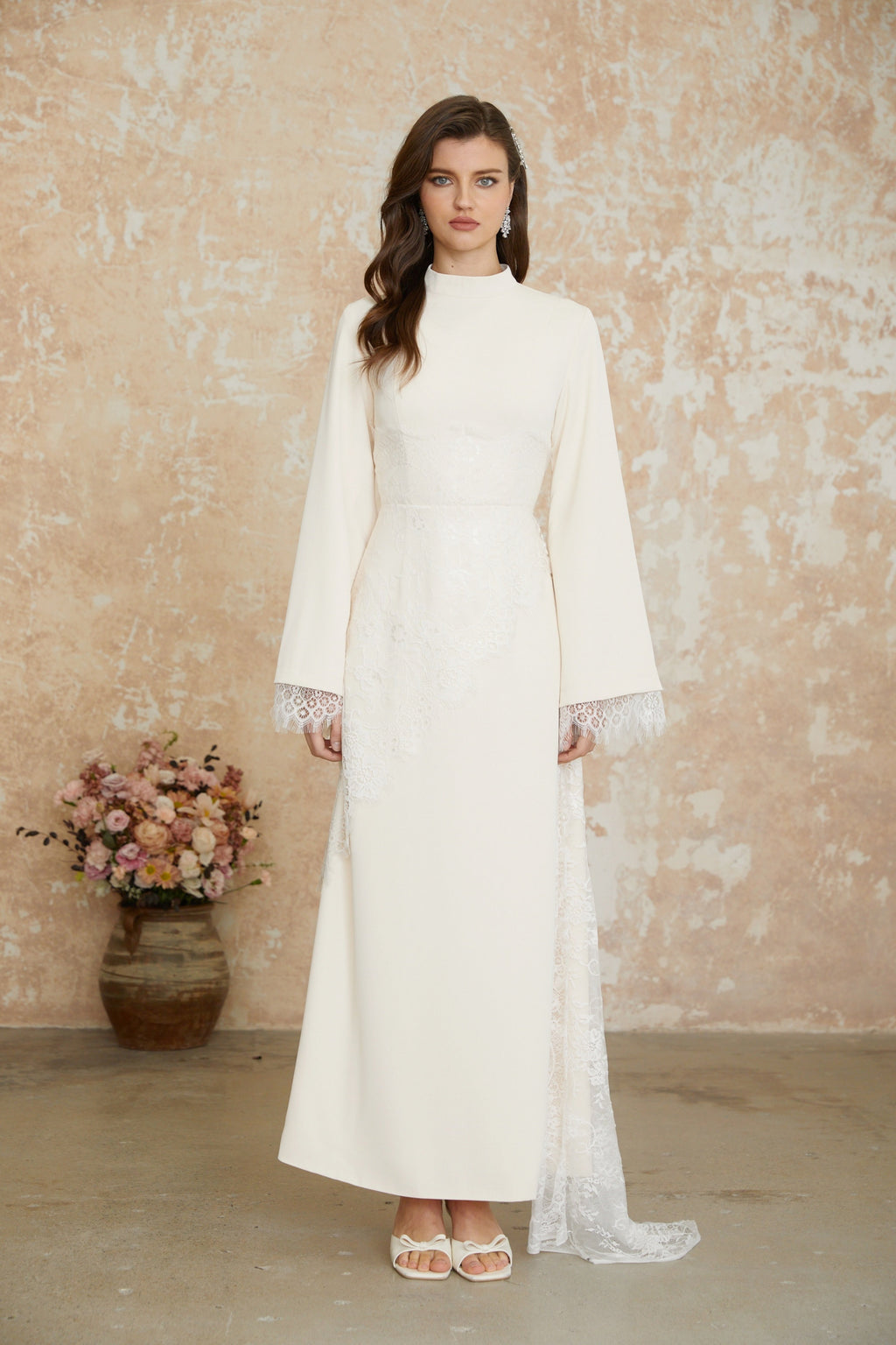 Vestido largo de encaje floral blanco Aurora, de la marca MRNewyork, con detalles delicados y diseño elegante.
