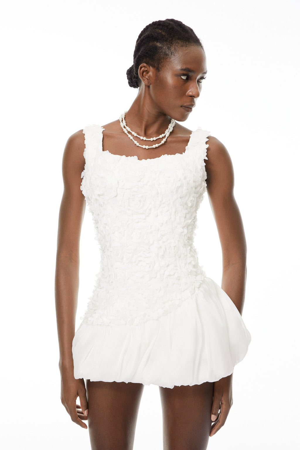 Vestido mini de burbujas con estampado de pétalos blancos de MRMelbourne, estilo moderno y elegante.