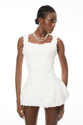 Vestido mini de burbujas con estampado de pétalos blancos de MRMelbourne, estilo moderno y elegante.