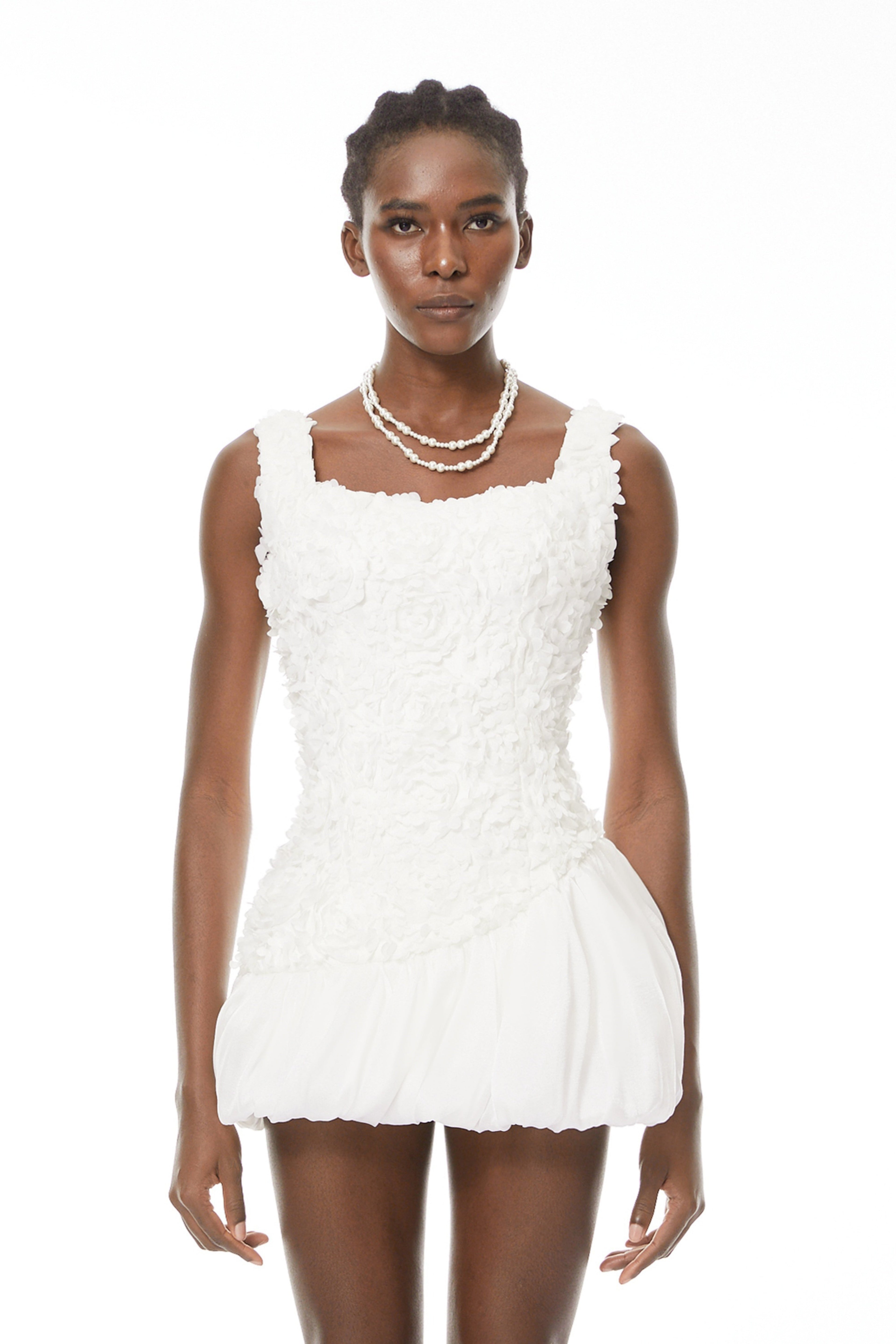 Vestido mini de burbujas con pétalos blancos Beatrice 3D de MRMelbourne, con detalles elegantes y diseño moderno.
