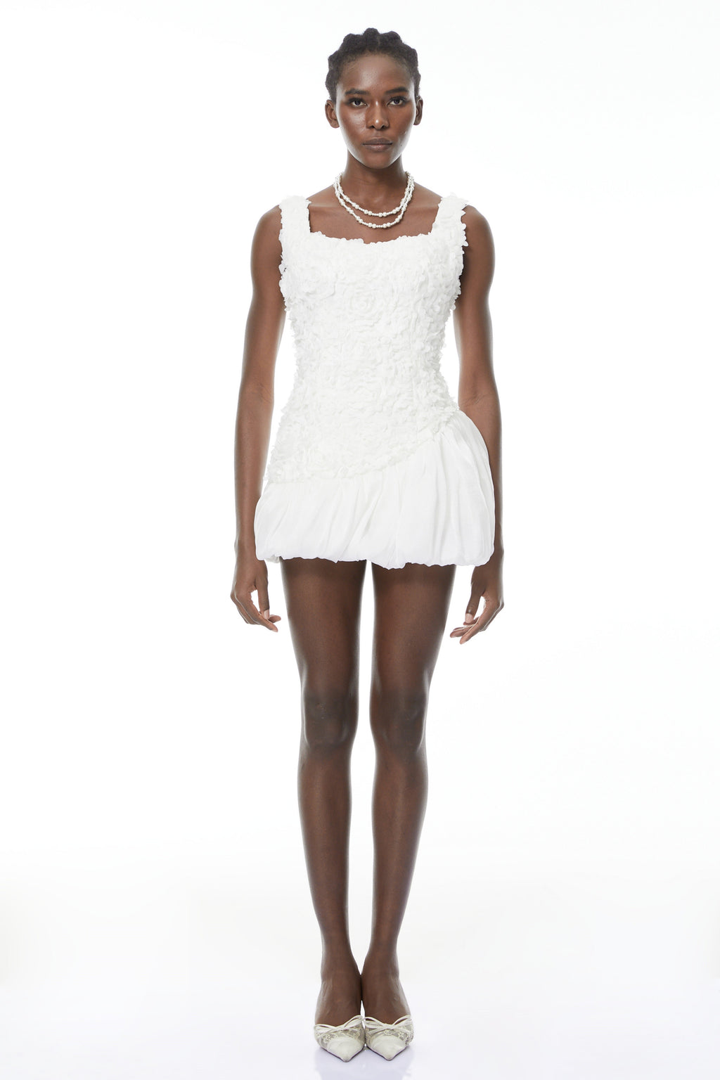 Vestido mini Beatrice White 3D Petal Bubble de MRMelbourne, con diseño de pétalos en color blanco y estilo elegante.