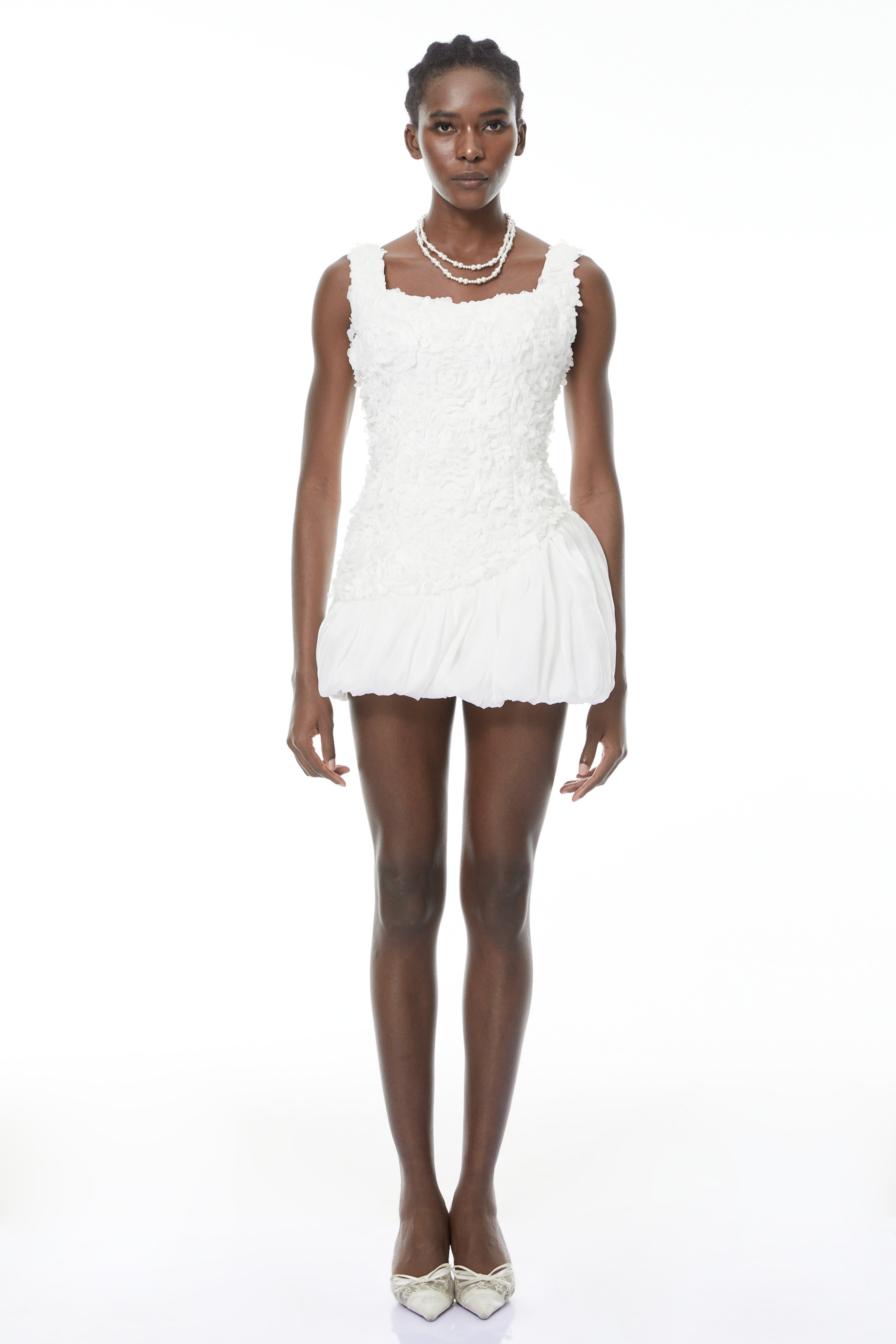Vestido mini Beatrice White 3D Petal Bubble de MRMelbourne, con diseño de pétalos en color blanco y estilo elegante.