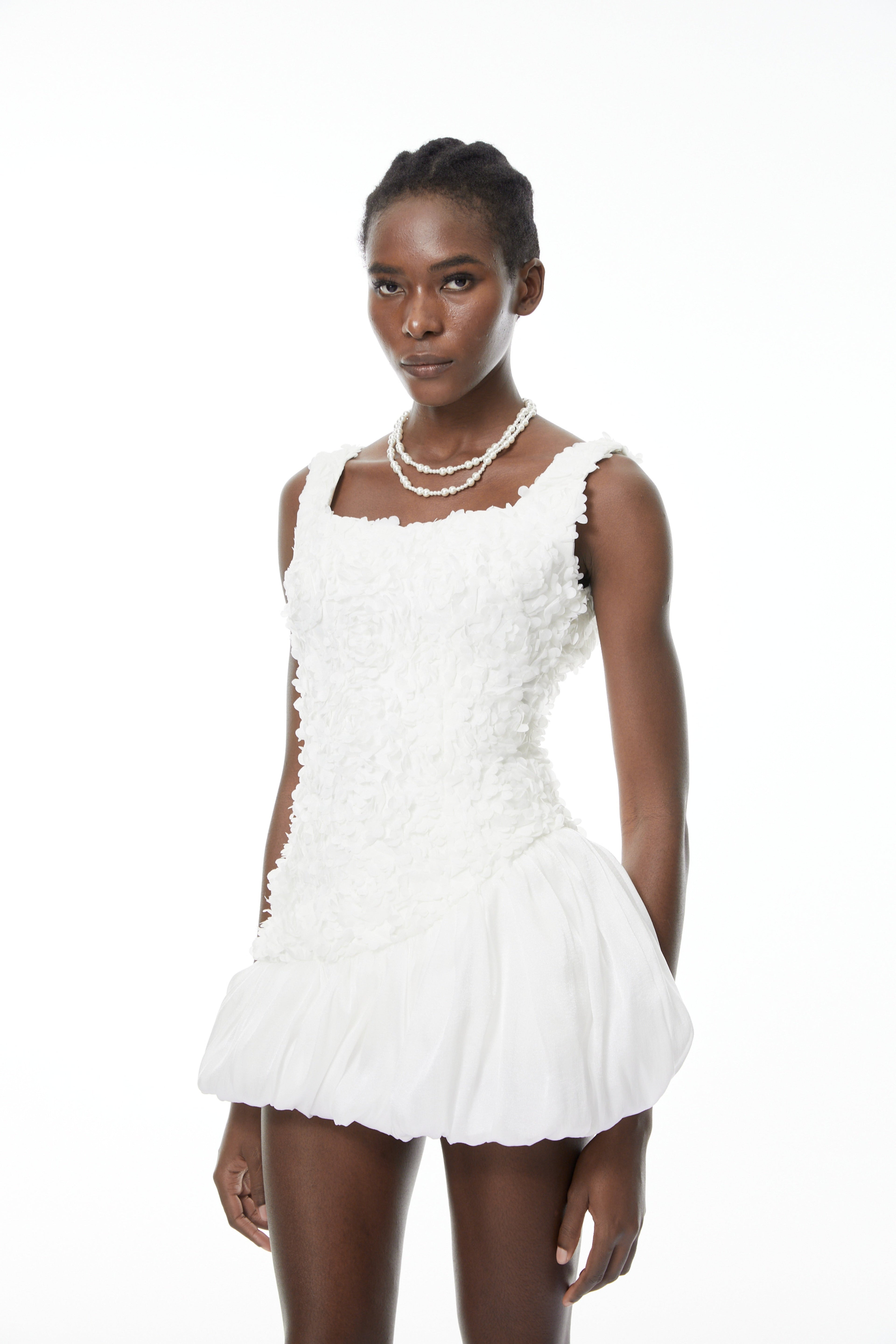 Vestido mini Beatrice White 3D Petal Bubble de MRMelbourne, vestido blanco con detalles de pétalos en la falda.