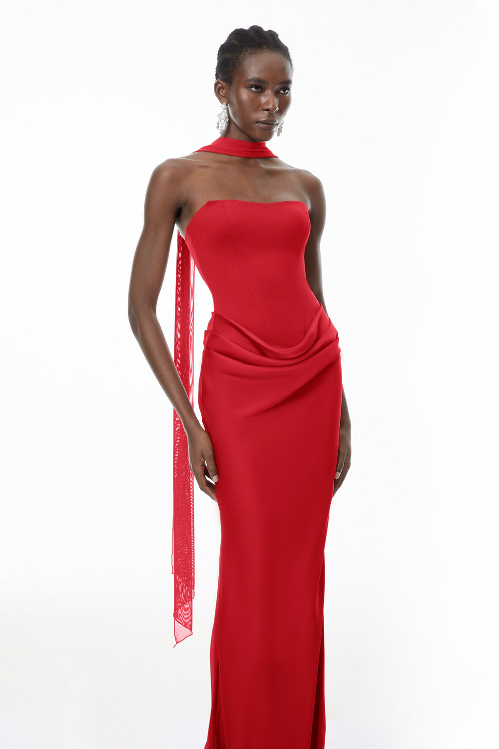 Vestido maxi largo de novia con escote en hombro y pañuelo rojo, con detalles ruched, de la marca Bridal.